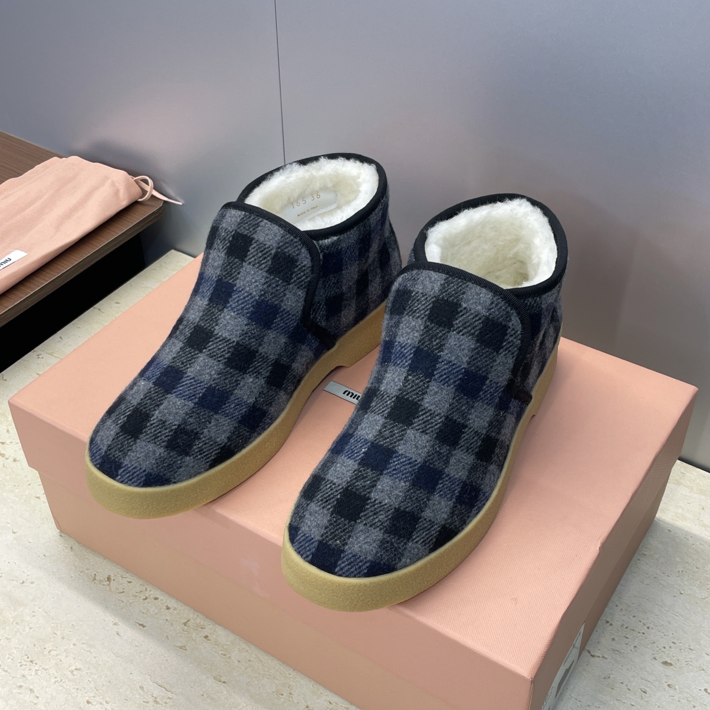 NO:652967,MiuMiu new autumn and winter lamb wool cold-proof and warm high-top women's shoes Miu Miu letter logo thick-soled round-toe slip-on color-blocking casual fur shoes Material upper imported sheep leather/imported environmentally friendly woolen cloth + lamb wool lining + original open mold non-slip outsole Size: women's code 35-40 (40 customization is not returnable), snow boots, miumiu, boots, sheep19860909MiuMiu 秋冬新款羊羔毛防寒保暖高帮女鞋 缪缪字母logo厚底圆头一脚蹬拼色休闲毛毛鞋 材质鞋面进口羊猄皮/进口环保毛呢布+羊羔毛内里+原版开模防滑大底 Size:女码35-40(40定制不退换）,雪地靴,miumiu,boots,sheep,Women's Shoes