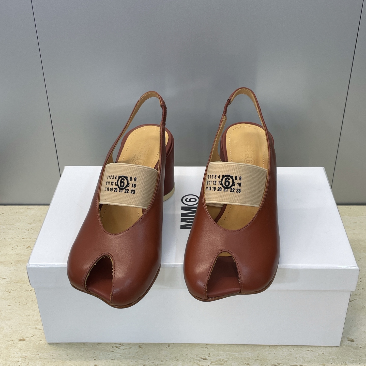 NO:653037,Maison Margiela 2026 early spring new flat-soled jelly-colored women's shoes MM6 letter logo color-blocking thick heel fish mouth open toe sandals Material upper imported calfskin + water-dyed cowhide lining + Italian genuine leather outsole Heel height: 6.5CM Size: 35-41 (40.41 customization is not returnable), sandals, masion margiela, masion margiela, sandals, cowhide, Leather  soles19860909Maison Margiela 马吉拉 2026早春新款平底果冻色女鞋 MM6字母logo拼色粗跟鱼嘴露趾后空凉鞋 材质鞋面进口小牛皮+水染牛皮内里+意大利真皮大底 跟高:6.5CM Size: 35-41（40.41定制不退换）,凉鞋,masion margiela,masion margiela,sandals,cowhide,Leather soles,Women's Shoes