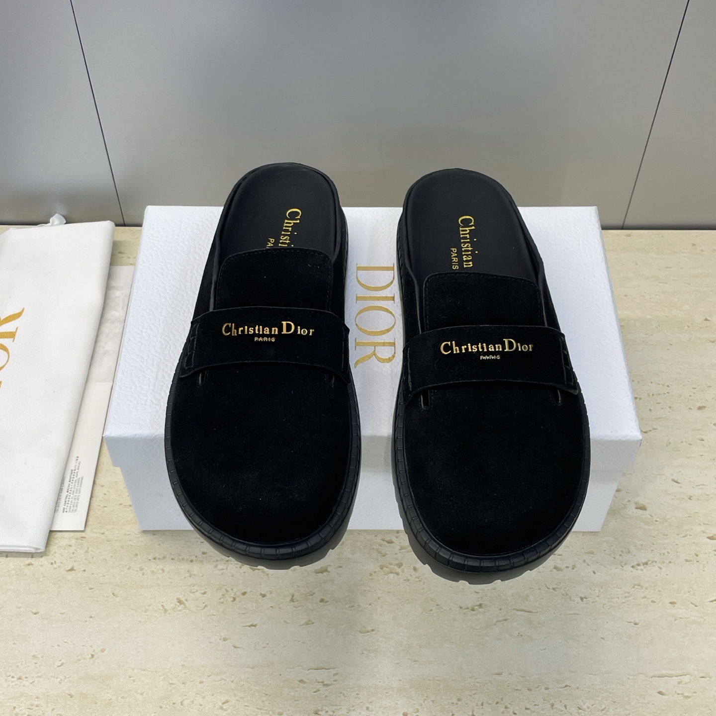 NO:653027,Dior 2026 early spring new model D-Boy lazy beach slippers for women, same style as the star CD letter logo hardware belt buckle thick-soled round-toe mule shoes Material upper imported cow suede + water-dyed cowhide lining + original open mold IP outsole Size: 35-40 (40 customized non-returnable), half drag, dior, dior, slippers, cowhide, chamois leather19860909迪奥 Dior 2026早春新款 D-Boy懒人沙滩女拖鞋 明星同款CD字母logo五金皮带扣厚底圆头穆勒鞋 材质鞋面进口牛麂皮+水染牛皮内里+原版开模IP大底 Size:35-40(40定制不退换）,半拖,dior,dior,slippers,cowhide,chamois leather,Women's Shoes