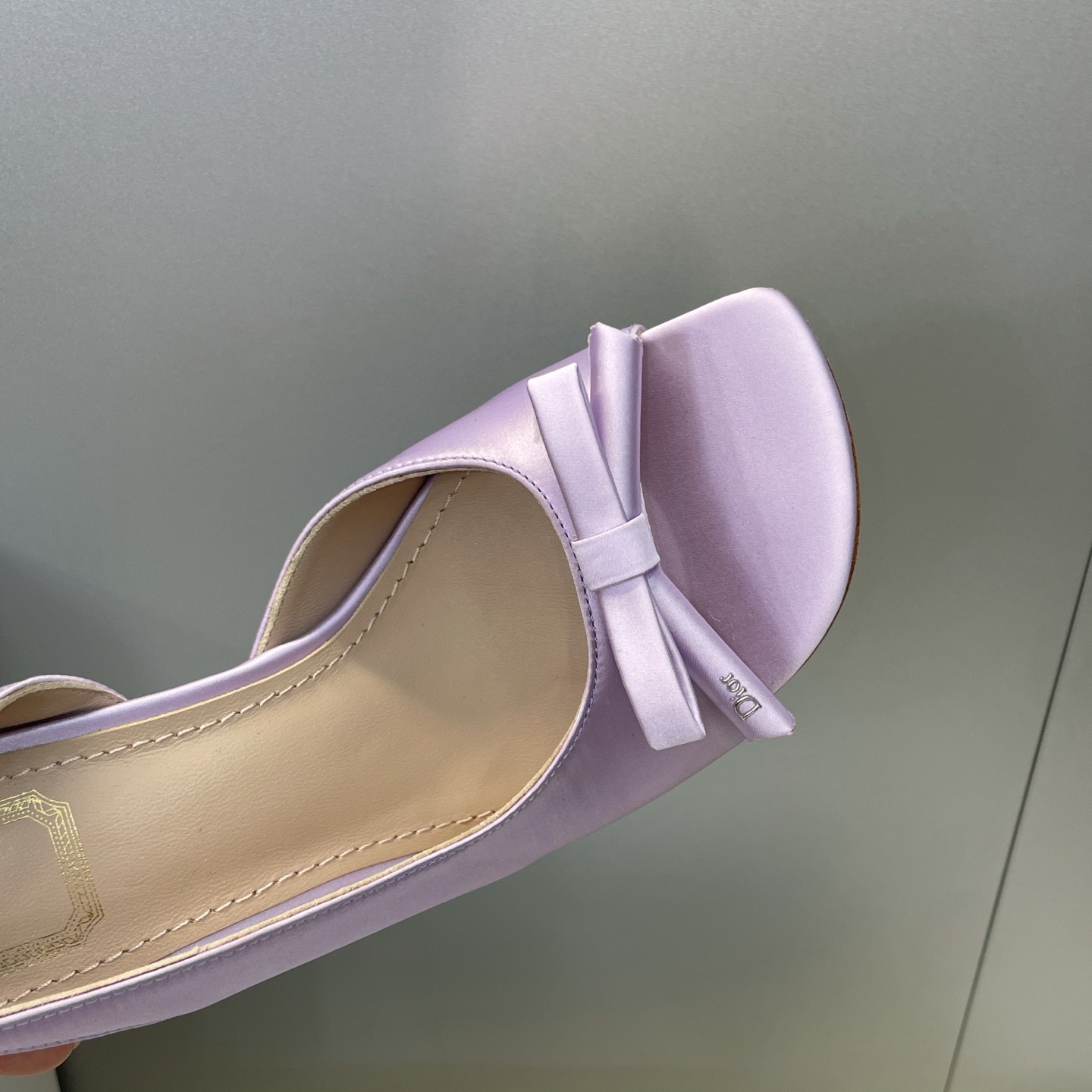 迪奥 Dior 2026早春走秀新款系列蝴蝶结果冻色女鞋 CD字母logo弧形鞋头高跟露趾后空拼色凉鞋材