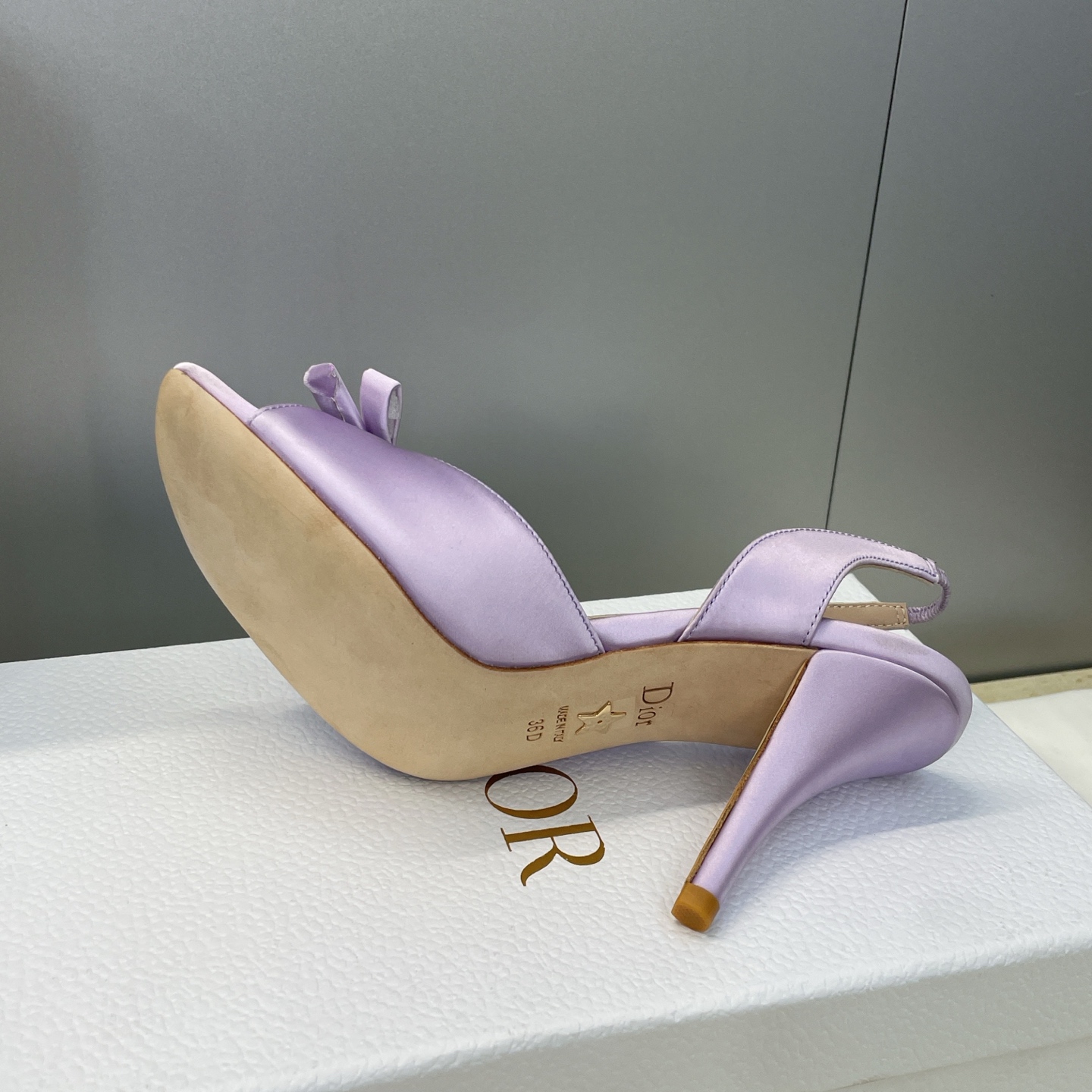 迪奥 Dior 2026早春走秀新款系列蝴蝶结果冻色女鞋 CD字母logo弧形鞋头高跟露趾后空拼色凉鞋材