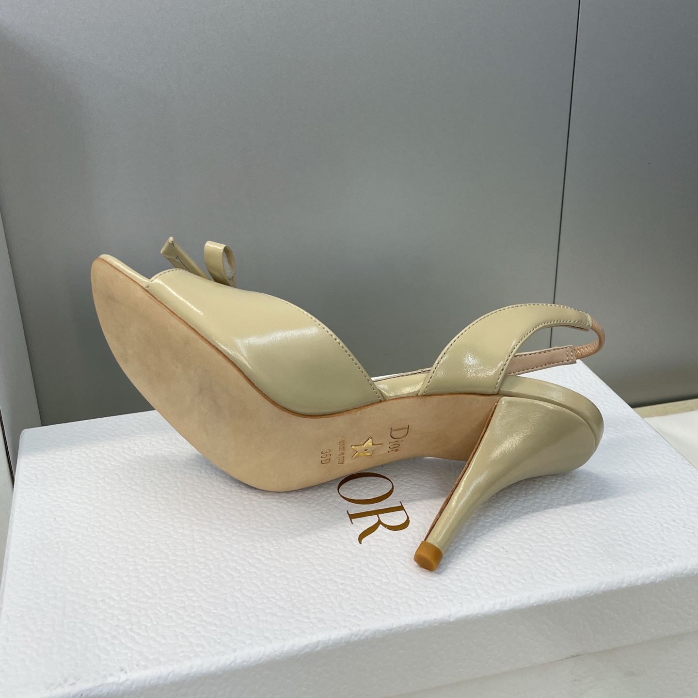 迪奥 Dior 2026早春走秀新款系列蝴蝶结果冻色女鞋 CD字母logo弧形鞋头高跟露趾后空拼色凉鞋材