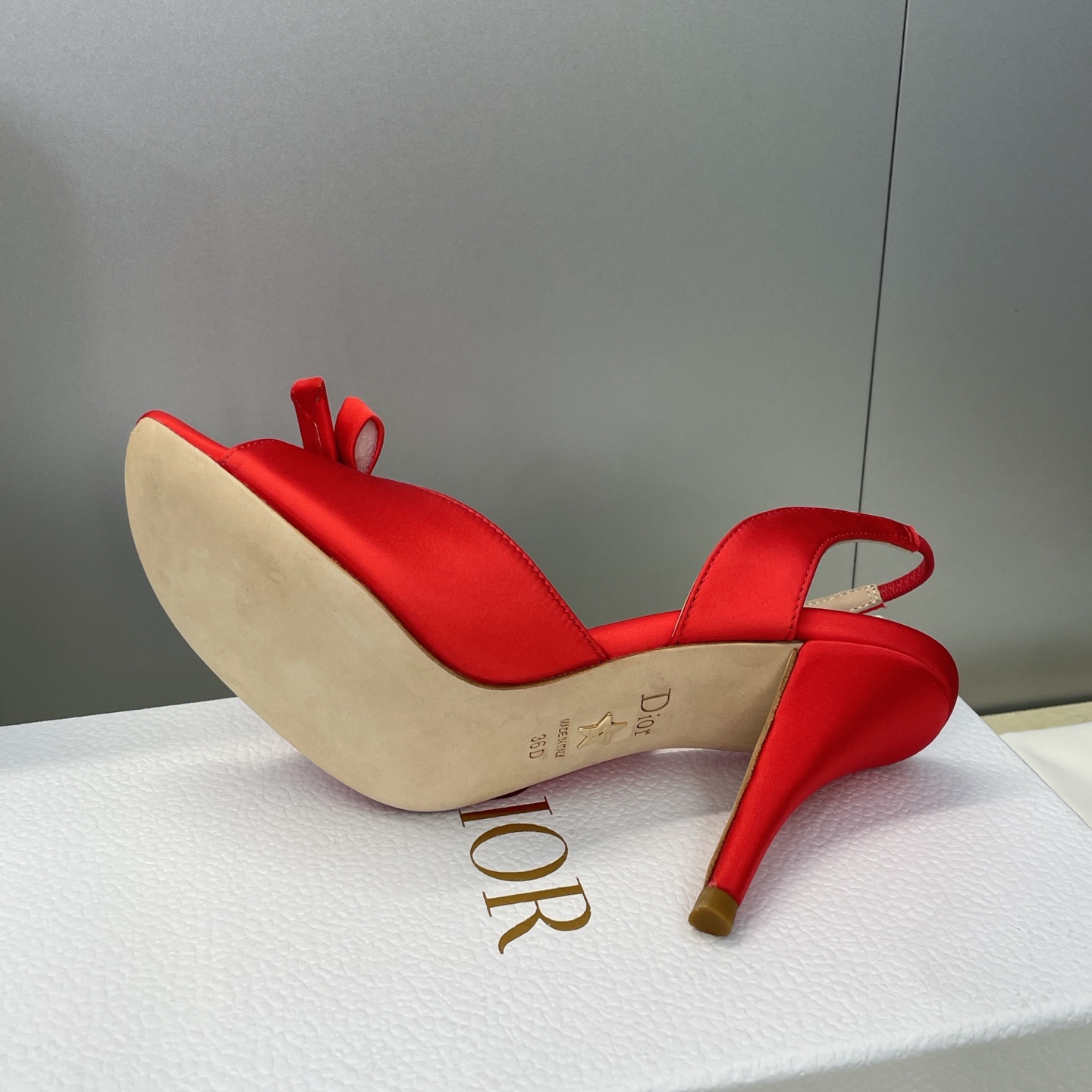 迪奥 Dior 2026早春走秀新款系列蝴蝶结果冻色女鞋 CD字母logo弧形鞋头高跟露趾后空拼色凉鞋材