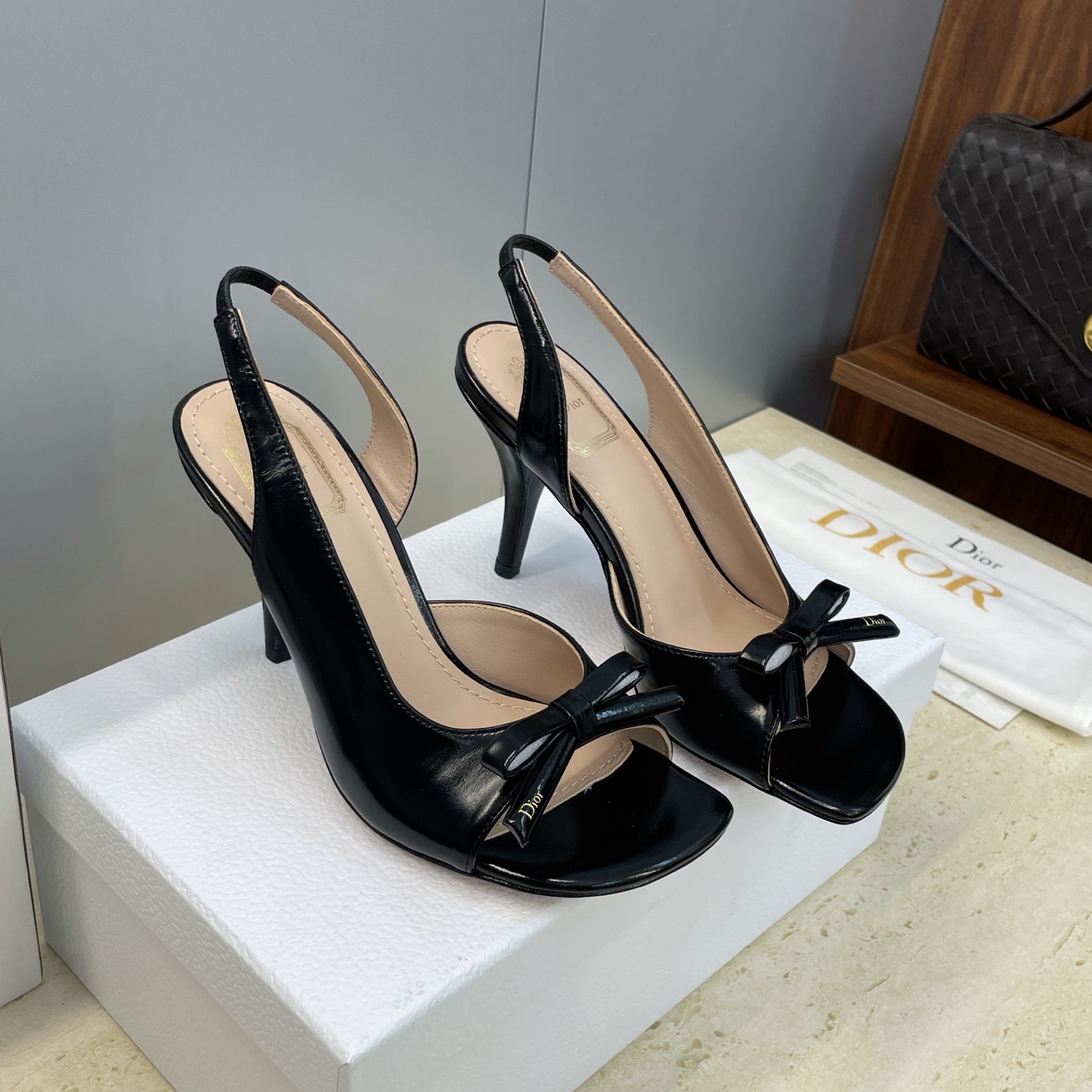 迪奥 Dior 2026早春走秀新款系列蝴蝶结果冻色女鞋 CD字母logo弧形鞋头高跟露趾后空拼色凉鞋材