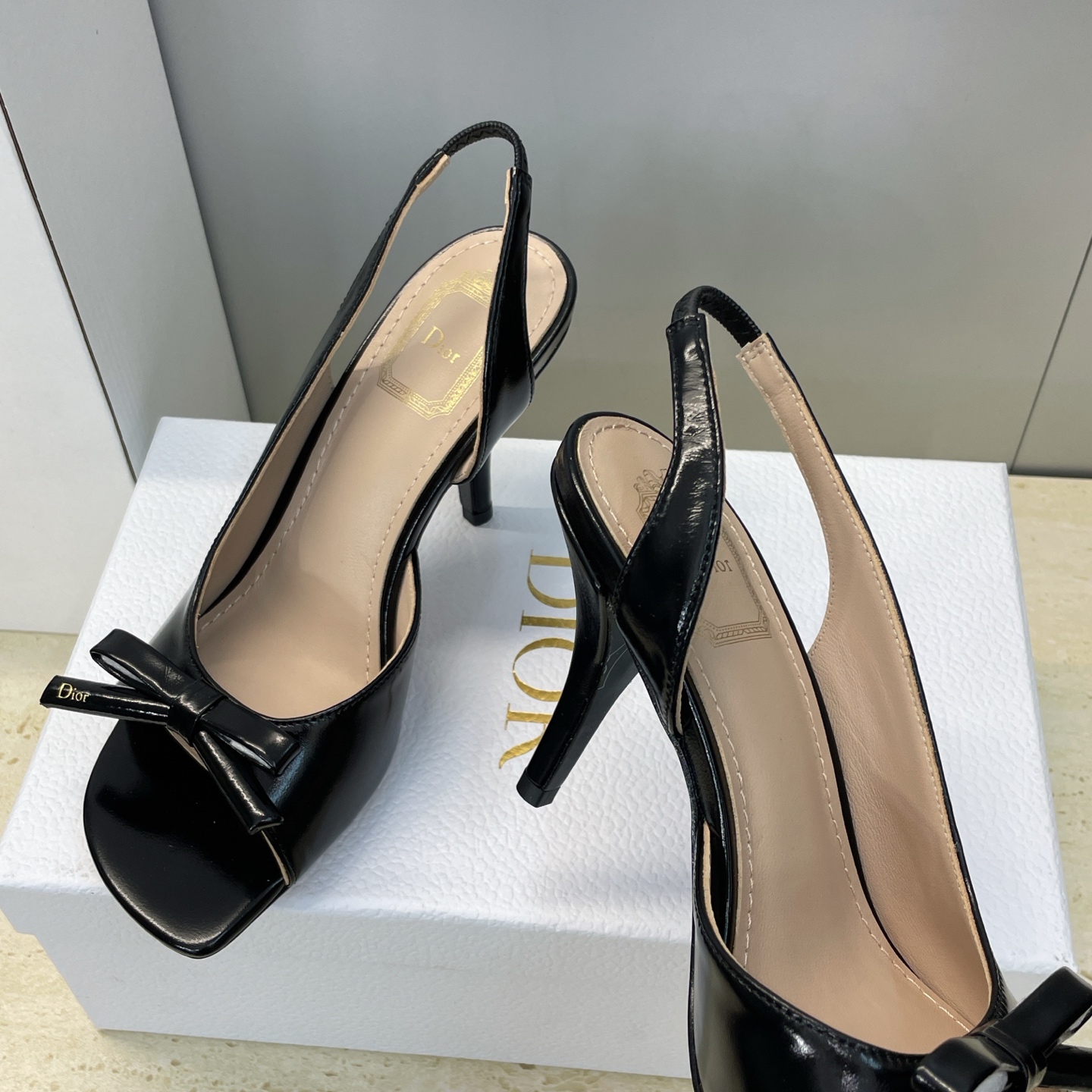 迪奥 Dior 2026早春走秀新款系列蝴蝶结果冻色女鞋 CD字母logo弧形鞋头高跟露趾后空拼色凉鞋材