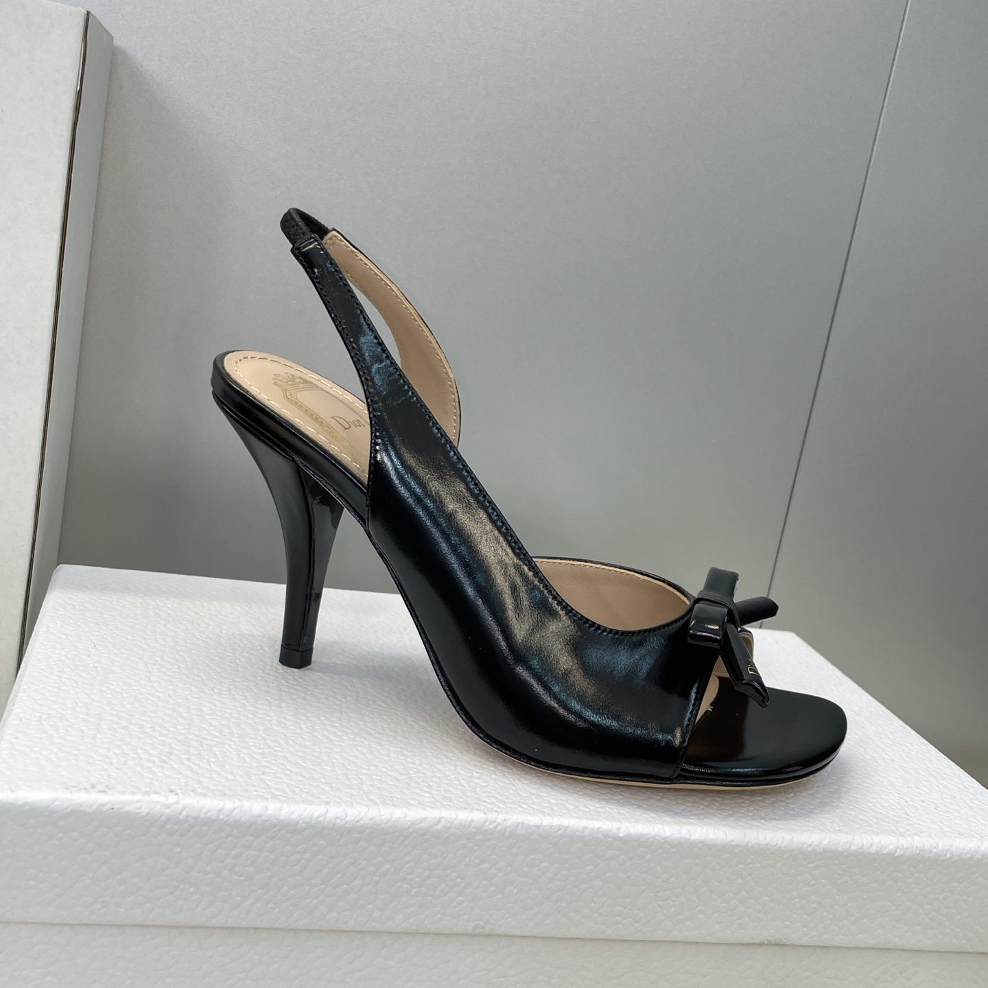 迪奥 Dior 2026早春走秀新款系列蝴蝶结果冻色女鞋 CD字母logo弧形鞋头高跟露趾后空拼色凉鞋材