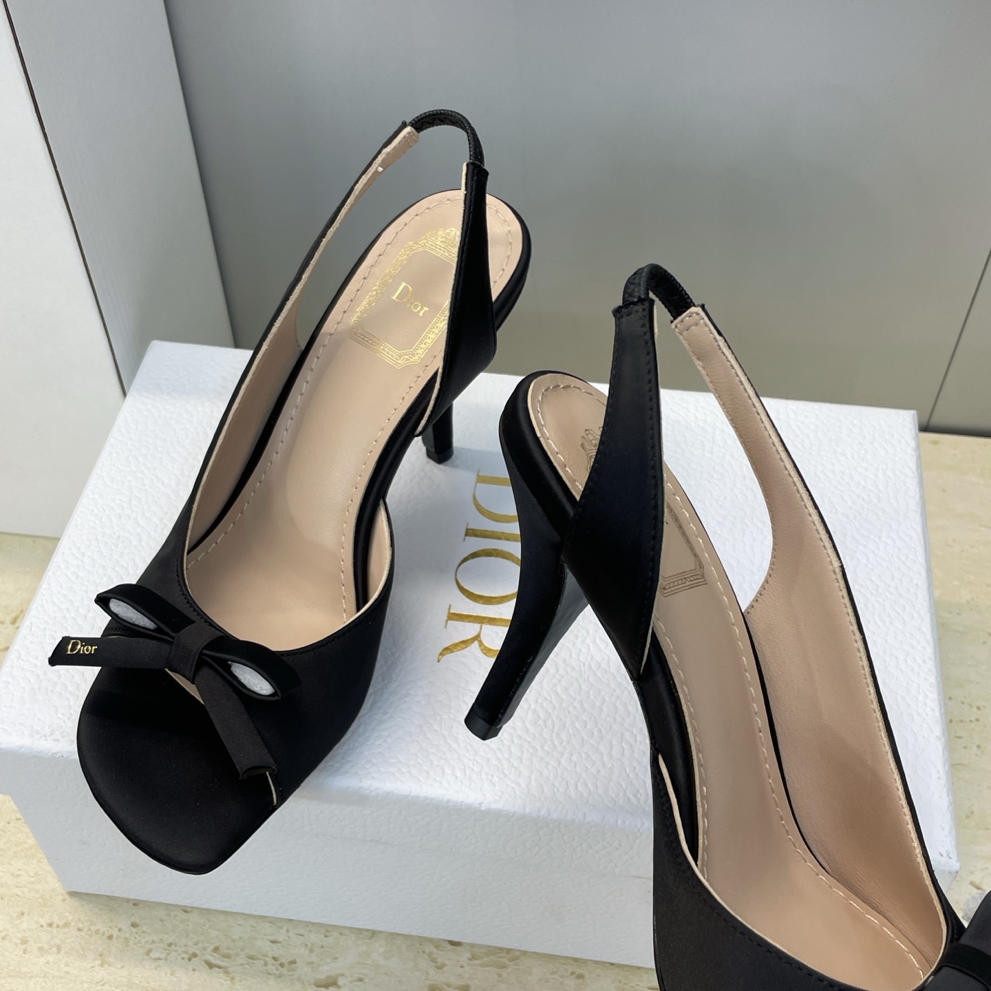 迪奥 Dior 2026早春走秀新款系列蝴蝶结果冻色女鞋 CD字母logo弧形鞋头高跟露趾后空拼色凉鞋材