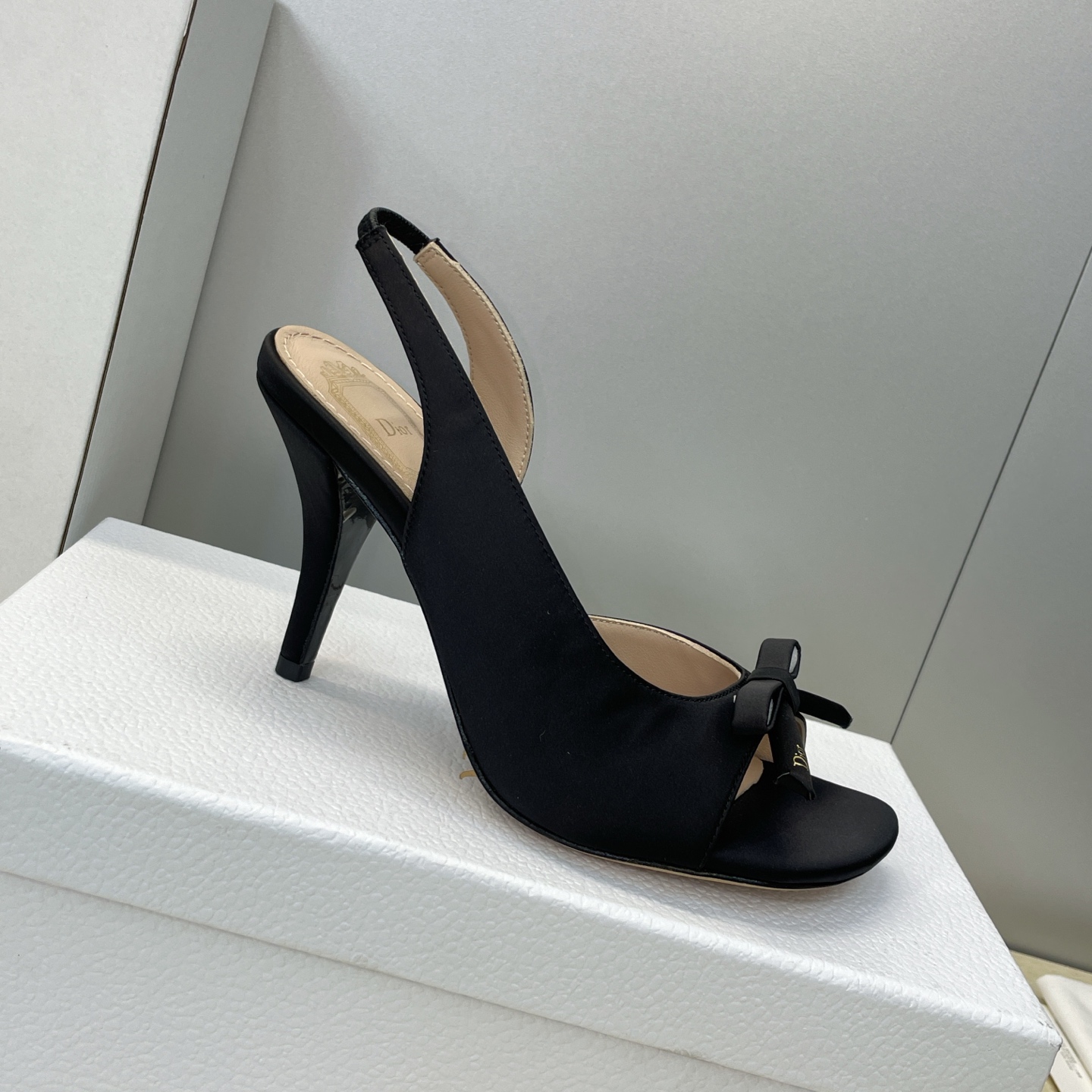 迪奥 Dior 2026早春走秀新款系列蝴蝶结果冻色女鞋 CD字母logo弧形鞋头高跟露趾后空拼色凉鞋材