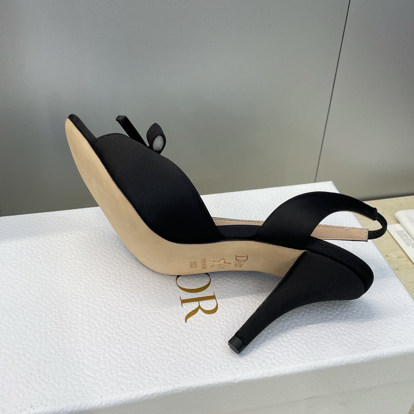 迪奥 Dior 2026早春走秀新款系列蝴蝶结果冻色女鞋 CD字母logo弧形鞋头高跟露趾后空拼色凉鞋材