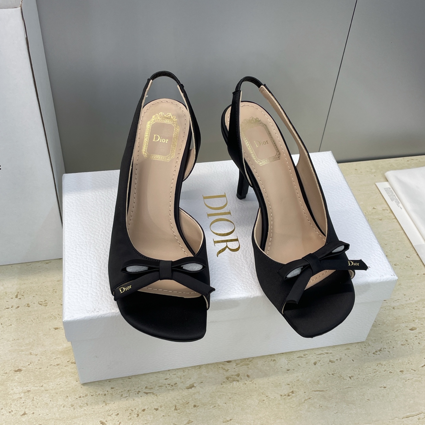 NO:649885,Dior 2026 early spring catwalk new series butterfly fruit frost color women's shoes CD letter logo curved toe high heel open toe back empty color block sandals Material upper imported cow patent leather/imported silk fabric + water-dyed sheepskin lining + Italian leather outsole Heel height: 7.5CM  SIZE34-43 (34.40.41.42.43 customized, non-refundable), high heels sandals, dior, dior, sandals, high heels, sheepskin, real silk, Leather soles19860909迪奥 Dior 2026早春走秀新款系列蝴蝶结果冻色女鞋 CD字母logo弧形鞋头高跟露趾后空拼色凉鞋 材质鞋面进口牛漆皮/进口真丝面料+水染羊皮内里+意大利真皮大底 跟高:7.5CM SIZE34-43（34.40.41.42.43定制不退换）,高跟鞋凉鞋,dior,dior,sandals,high heels,sheepskin,real silk,Leather soles,Women's Shoes