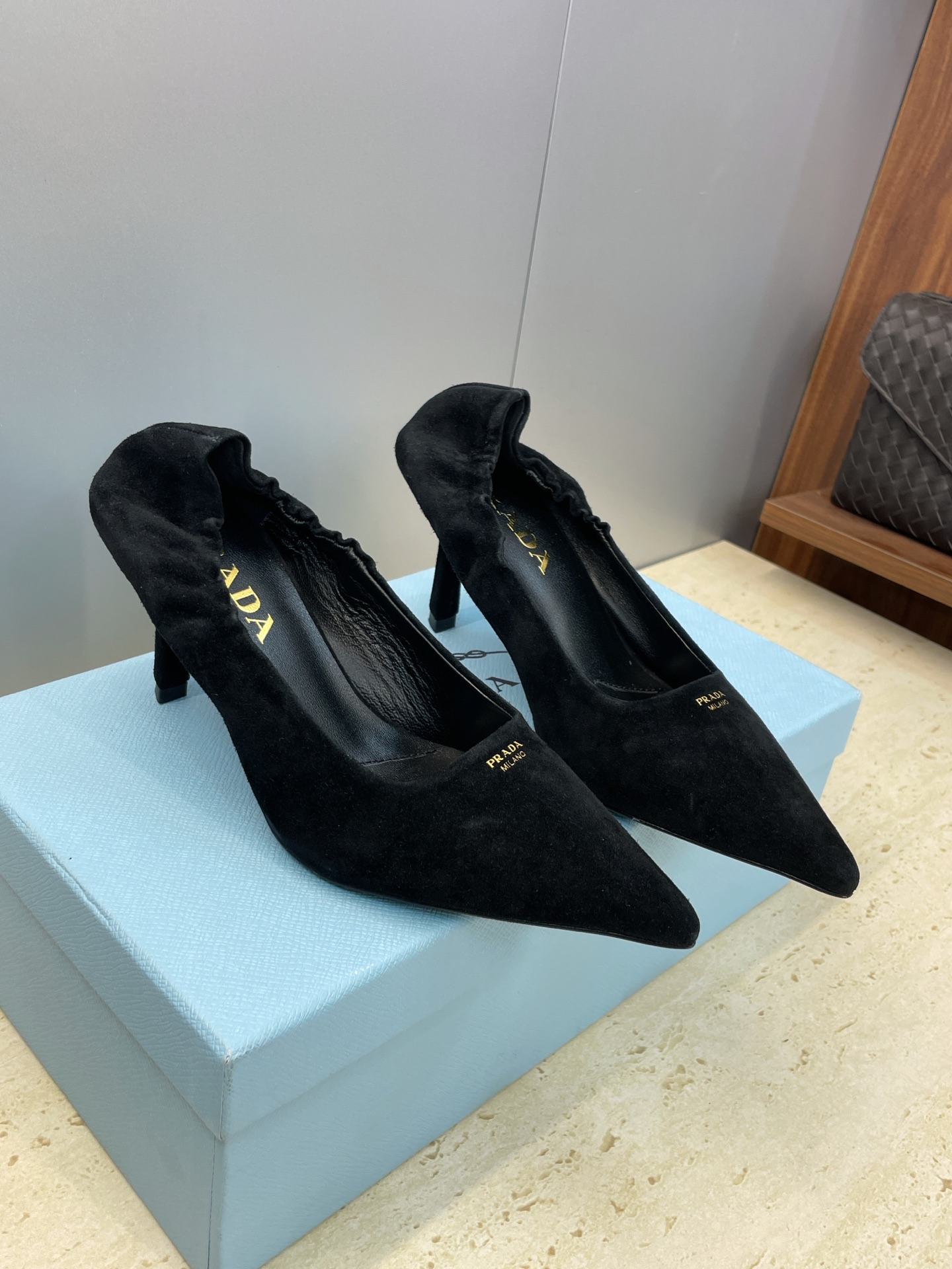 NO:653017,Prada 2026 early spring catwalk new high-heeled pointed-toe women's shoes Prada's iconic letter logo jelly color stiletto heel color block shoes Material: imported sheepskin upper + water-dyed sheepskin lining + Italian leather outsole Heel height: 7. 5CM Size: 34-42 (34.40.41. 42 custom-made, non-refundable and non-exchangeable), high-heeled shoes, prada, prada, high  heels,sheepskin,sheep,leather soles19860909Prada 2026早春走秀新款高跟尖头女鞋 普拉达标志性字母logo果冻色细跟拼色单鞋 材质:鞋面进口羊猄皮+水染羊皮内里+意大利真皮大底 跟高:7. 5CM Size: 34-42（34.40.41. 42定做不退不换）,高跟鞋单鞋,prada,prada,high heels,sheepskin,sheep,Leather soles,Women's Shoes