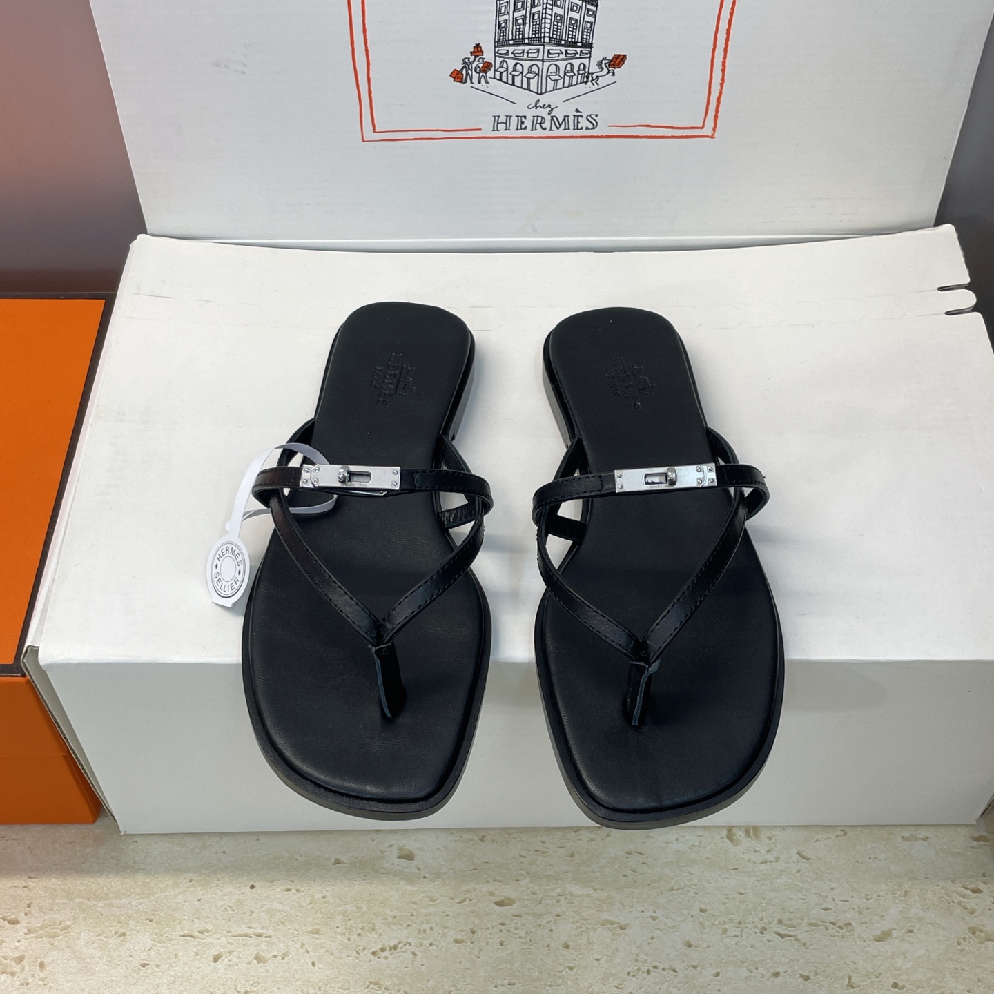 NO:653008,(With a complete set of airplane cases) Guanhuo purchasing agent HERMERS 2026 early spring new Miss Kelly buckle holiday style color matching lazy beach sandals H family logo flat bottom square head jelly color flip-flops flip-flops Material: imported calfskin upper + water-dyed cowhide lining + Italian leather outsole  Size women's size 34-43 (34.40.41.42.43 customized, non-returnable), split-toe shoes, hermes, hermes, sandals, slippers, cowhide, Leather soles19860909(配全套飞机盒） 莞货 代购级 HERMERS 爱马仕2026早春新款Miss Kelly扣度假风拼色懒人沙滩凉鞋 H家字母logo平底方头果冻色人字拖夹趾拖鞋 材质:鞋面进口小牛皮+水染牛皮内里+意大利真皮大底 Size女码34-43(34.40.41.42.43定制不退换）,分趾鞋,hermes,hermes,sandals,slippers,cowhide,Leather soles,Women's Shoes