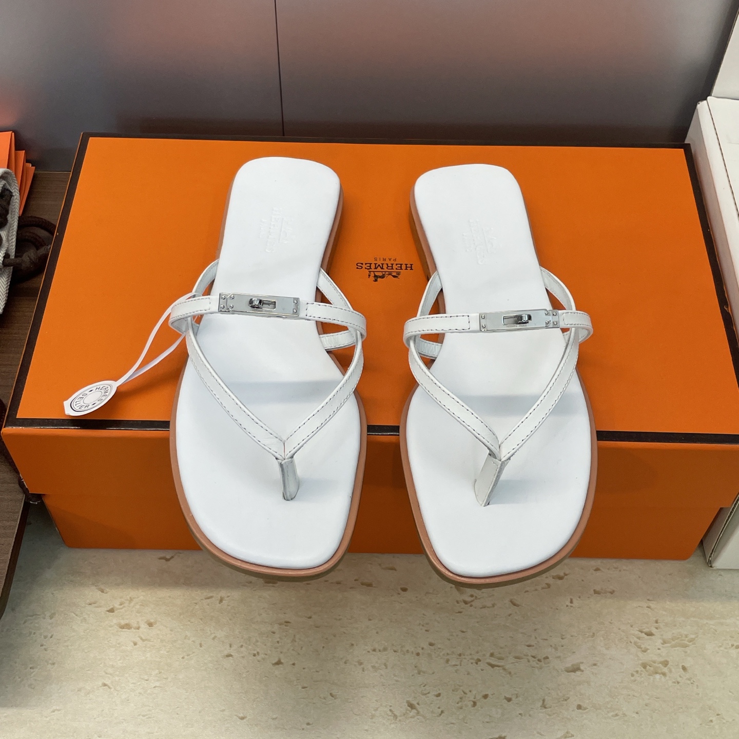 NO:651389,(With a complete set of airplane cases) Guanhuo purchasing agent HERMERS 2026 early spring new Miss Kelly buckle holiday style color matching lazy beach sandals H family logo flat bottom square head jelly color flip-flops flip-flops Material: imported calfskin upper + water-dyed cowhide lining + Italian leather outsole  Size women's size 34-43 (34.40.41.42.43 customized, non-returnable), split-toe shoes, hermes, hermes, sandals, slippers, cowhide, Leather soles19860909(配全套飞机盒） 莞货 代购级 HERMERS 爱马仕2026早春新款Miss Kelly扣度假风拼色懒人沙滩凉鞋 H家字母logo平底方头果冻色人字拖夹趾拖鞋 材质:鞋面进口小牛皮+水染牛皮内里+意大利真皮大底 Size女码34-43(34.40.41.42.43定制不退换）,分趾鞋,hermes,hermes,sandals,slippers,cowhide,Leather soles,Women's Shoes