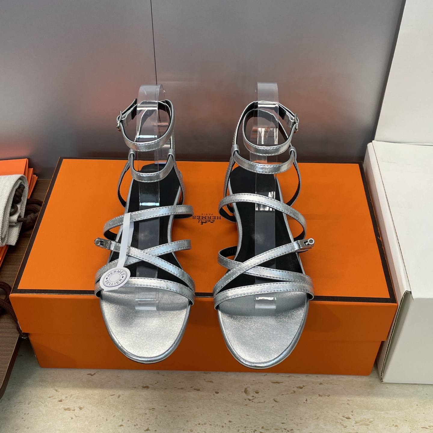 NO:651380,(With a complete set of airplane cases) Guanhuo purchasing agent HERMERS Hermès 2026 early spring new Lullaby Kelly buckle Roman style color block women's shoes H family letter logo flat bottom round toe jelly color sandals Material: imported calfskin upper + water-dyed cowhide lining + Italian leather outsole  Size women's size 34-43 (34.40.41.42.43 customized, non-returnable), sandals, hermes, hermes, sandals, cowhide, Leather soles19860909(配全套飞机盒） 莞货 代购级 HERMERS 爱马仕2026早春新款Lullaby Kelly扣罗马风格拼色女鞋 H家字母logo平底圆头果冻色凉鞋 材质:鞋面进口小牛皮+水染牛皮内里+意大利真皮大底 Size女码34-43(34.40.41.42.43定制不退换）,凉鞋,hermes,hermes,sandals,cowhide,Leather soles,Women's Shoes