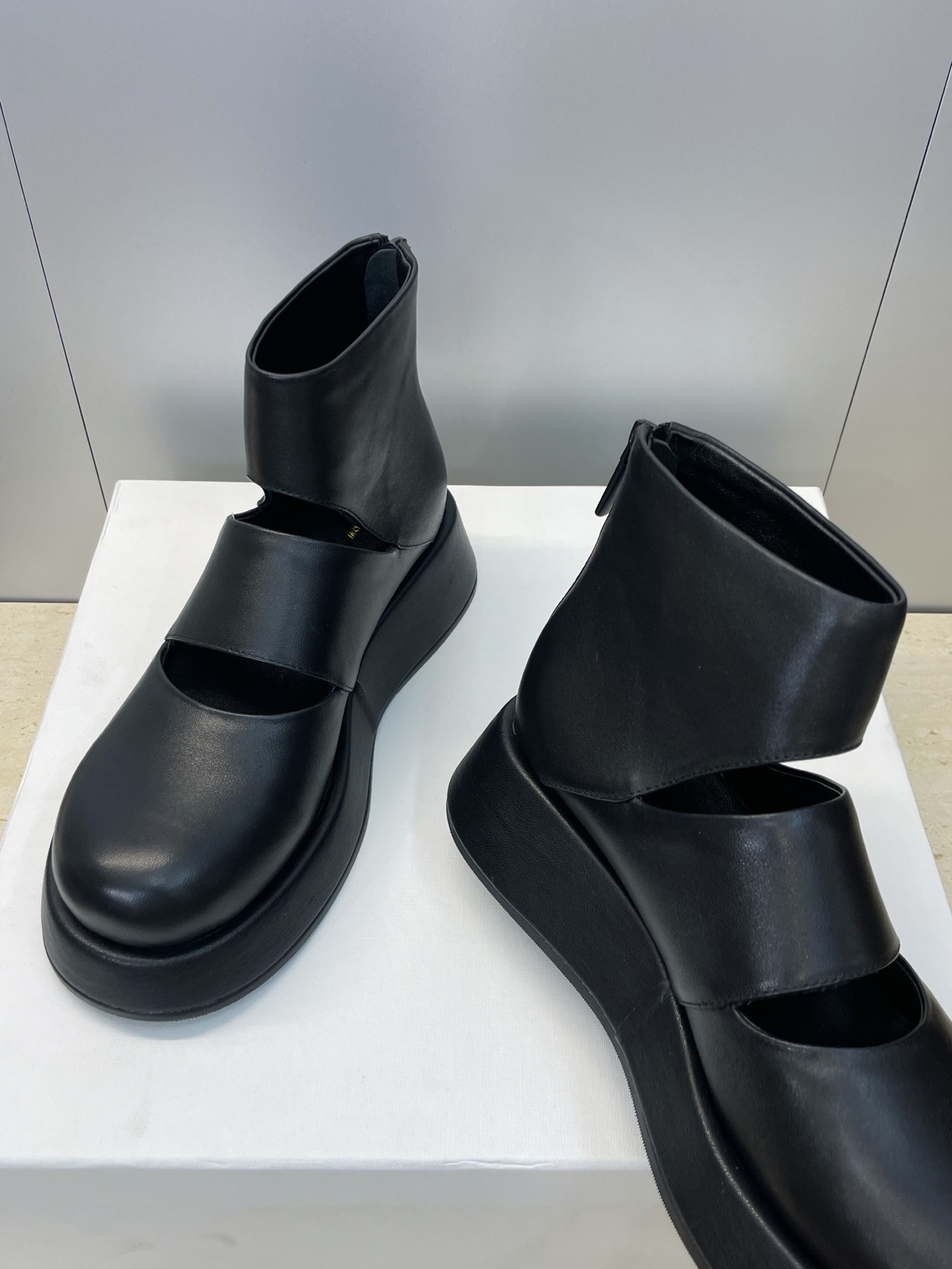 NO:652991,The Row 2026 early spring new thick-soled and naked four-season sandals, flat-soled round toe back zipper hollow retro women's shoes, material original customized imported mixed sheepskin/imported sheepskin + water-dyed sheepskin lining + original open mold non-slip outsole Size35-39 (40.41 customized non-refundable), boots, boots, sheepskin, sheep19860909The Row 2026早春新款厚底及裸四季凉靴 平底圆头后拉链镂空复古女鞋 材质原版定制进口混种羊皮/进口羊猄皮+水染羊皮内里+原版开模防滑大底 Size35-39（40.41定制不退换）,靴子,boots,sheepskin,sheep,Women's Shoes