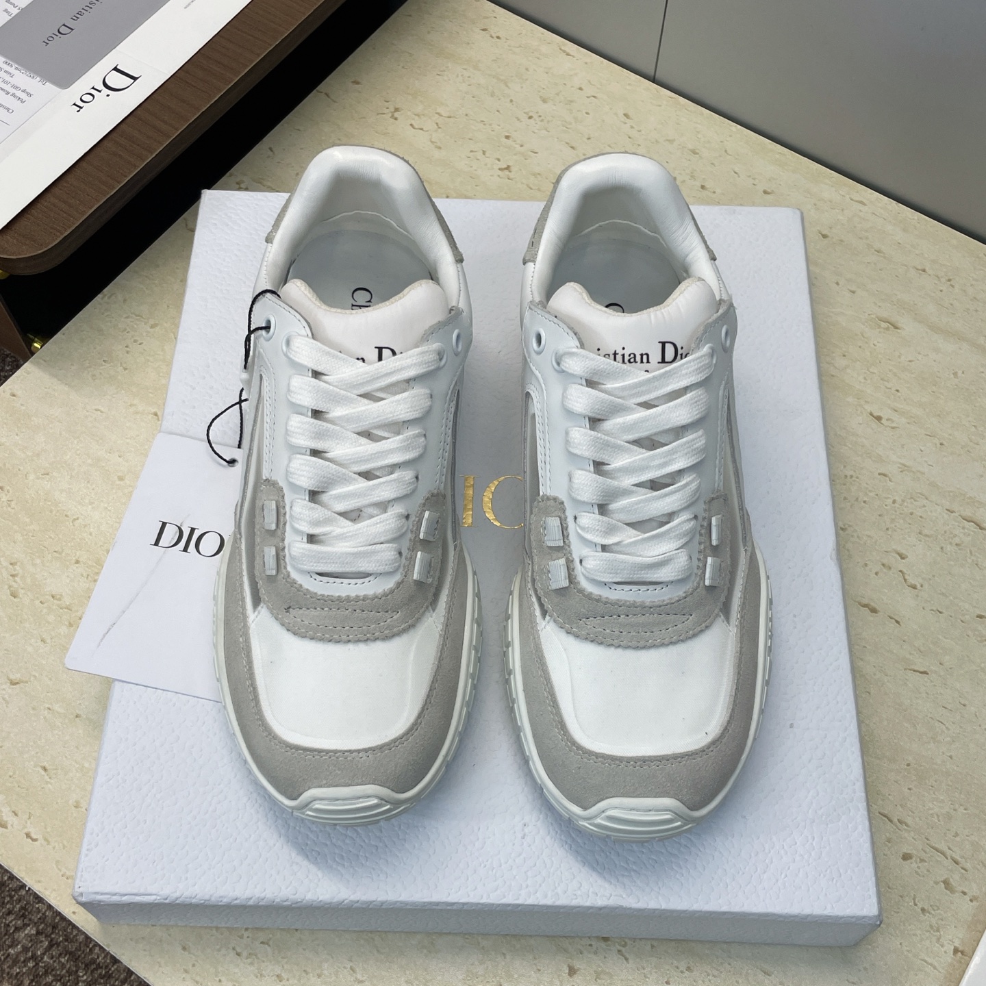 NO:652984,Dior Dior 2026 early spring catwalk new style D-Tech series hollow sports women's shoes Star-style thick-soled lace-up casual Forrest Gump running shoes CD letter logo color-blocking retro dad shoes Material: upper imported calfskin/imported sheepskin/environmentally friendly breathable mesh + water-dyed cowhide lining + high-elastic foam feet + original open-molded TPU outsole  Size: women's size 35-41 (40.41 customization is not returnable), casual shoes/sports shoes, dior, dior, sneakers, cowhide, sheep19860909Dior 迪奥 2026早春走秀新款 D-Tech系列镂空运动女鞋 明星同款厚底系带休闲阿甘跑鞋 CD字母logo拼色复古老爹鞋 材质:鞋面进口小牛皮/进口羊猄皮/环保透气网面+水染牛皮内里+高弹发泡垫脚+原版开模TPU大底 Size:女码35-41(40.41定制不退换）,休闲鞋/运动鞋,dior,dior,sneakers,cowhide,sheep,Women's Shoes