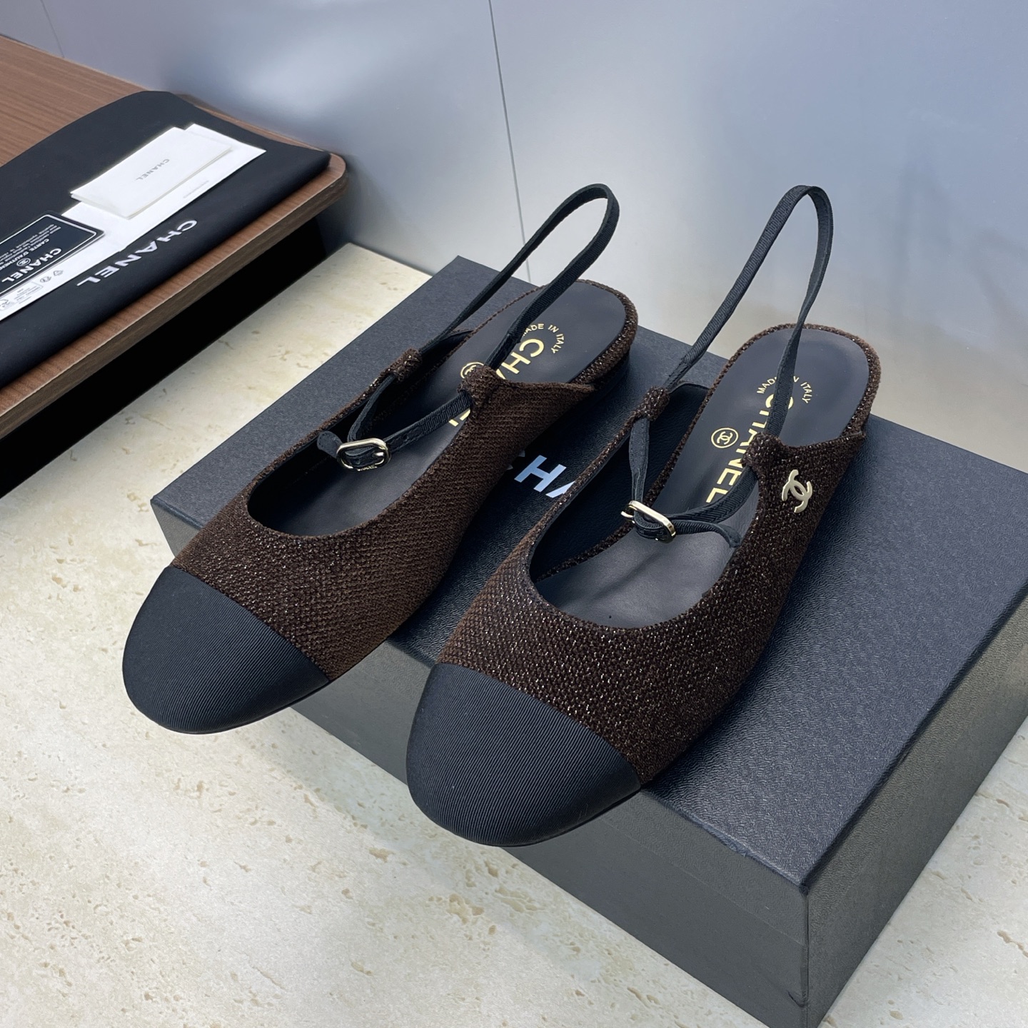 NO:652966,CHANEL Chanel 2026 early spring catwalk new flat women's shoes, small fragrant letter logo hardware buckle, round toe, low heel, color matching, empty back women's sandals, material upper, imported hybrid sheepskin/imported environmentally friendly woolen fabric + water-dyed sheepskin lining + original molded hardware buckle + Italian genuine leather outsole Size35-42 (40.41.42 customized non-returnable), sandals, chanel, chanel, sandals, sheepskin, Leather  soles19860909CHANEL 香奈儿 2026早春走秀新款平底女鞋 小香字母logo五金扣圆头低跟拼色后空女凉鞋 材质鞋面进口混种羊皮/进口环保毛呢面料+水染羊皮内里+原版开模五金扣+意大利真皮大底 Size35-42(40.41.42定制不退换）,凉鞋,chanel,chanel,sandals,sheepskin,Leather soles,Women's Shoes