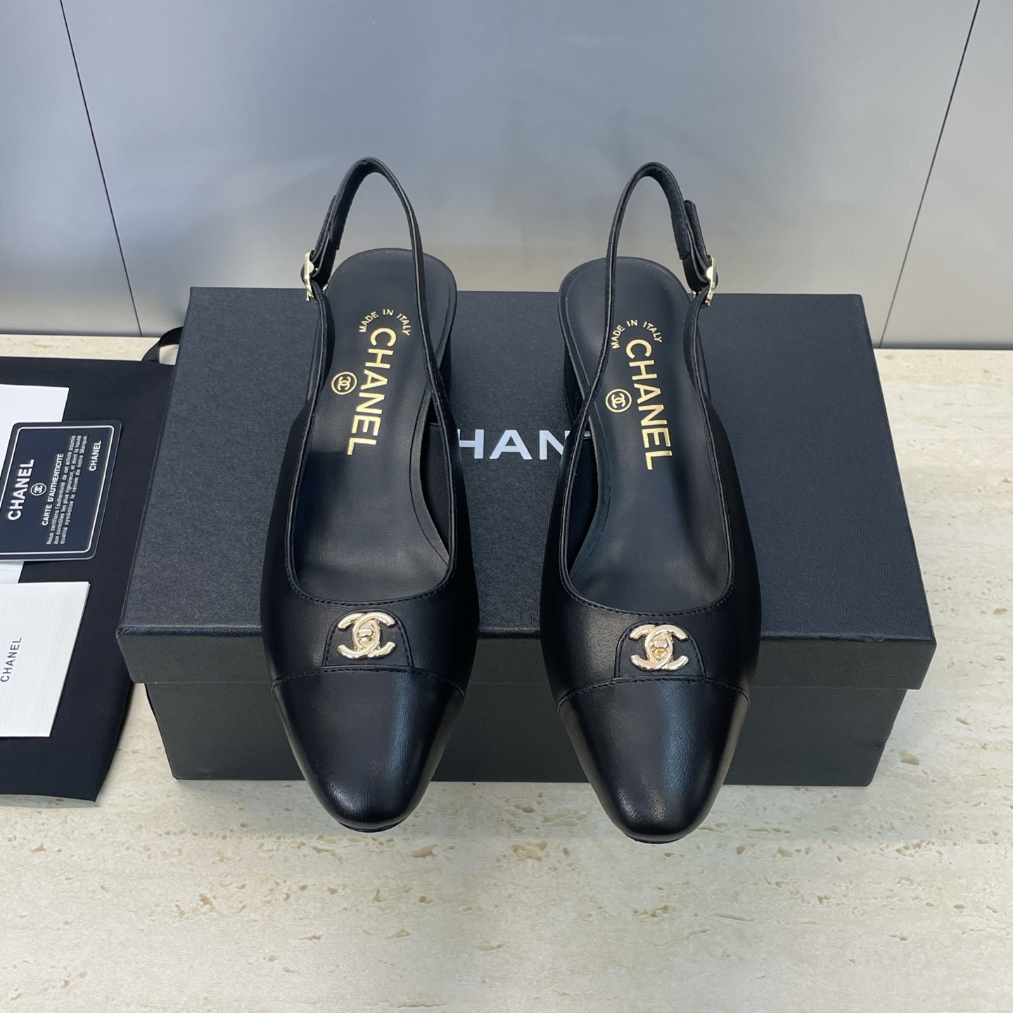 NO:652972,CHANEL Chanel 2026 early spring catwalk new high-heeled women's shoes, small fragrant letter logo hardware buckle, round toe thick heel, color matching, empty back women's sandals Material upper imported mixed sheepskin/imported environmentally friendly breathable woolen fabric++ water-dyed sheepskin lining+original molded hardware buckle+Italian leather outsole Heel height: 3.5CM  Size35-42 (40.41.42 customization is not returnable), sandals, chanel, chanel, sandals, sheepskin, Leather soles19860909CHANEL 香奈儿 2026早春走秀新款高跟女鞋 小香字母logo五金扣圆头粗跟拼色后空女凉鞋 材质鞋面进口混种羊皮/进口环保透气毛呢面料++水染羊皮内里+原版开模五金扣+意大利真皮大底 跟高:3.5CM Size35-42(40.41.42定制不退换）,凉鞋,chanel,chanel,sandals,sheepskin,Leather soles,Women's Shoes