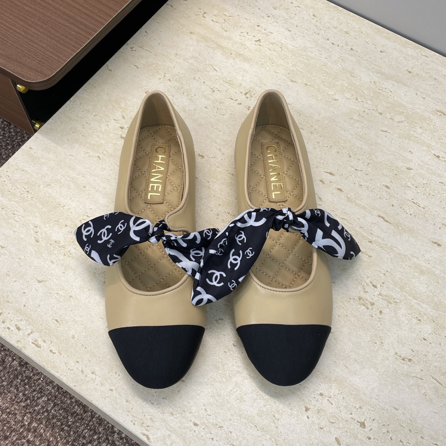 NO:653031,CHANEL Chanel 2026 early spring catwalk new flat-soled loafers for women, small fragrant letter logo round-toe ballet bow women's shoes, material upper imported mixed sheepskin + water-dyed sheepskin lining + Italian leather outsole Size35-42 (40.41.42 customized non-returnable), single shoes, chanel, chanel, loafers, sheepskin, Leather soles19860909CHANEL 香奈儿 2026早春走秀新款平底乐福女鞋 小香字母logo圆头芭蕾舞蝴蝶结女单鞋 材质鞋面进口混种羊皮+水染羊皮内里+意大利真皮大底 Size35-42(40.41.42定制不退换）,单鞋,chanel,chanel,loafers,sheepskin,Leather soles,Women's Shoes