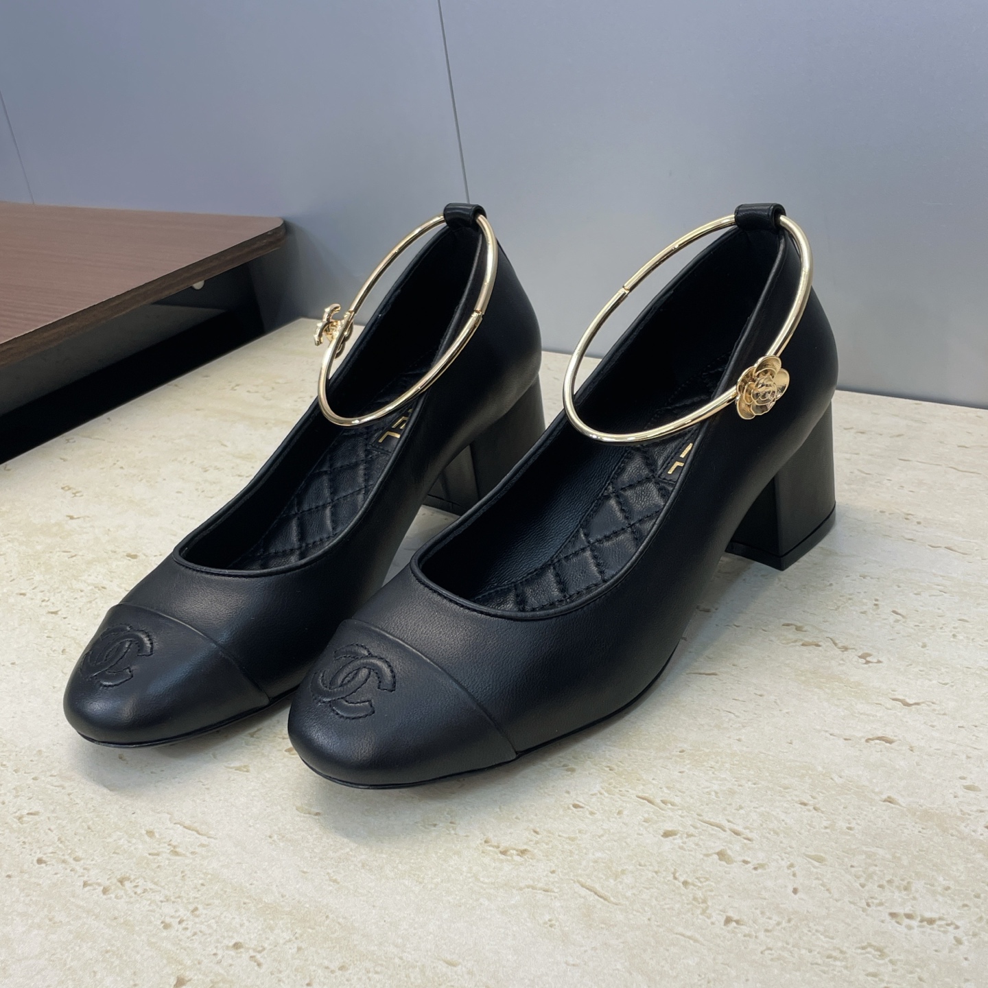 NO:653023,CHANEL Chanel 2026 early spring catwalk new thick heel Mary Jane women's shoes, small fragrant letter logo hardware buckle rhombus electric embroidery round toe ballet shoes Material upper imported mixed sheepskin + water-dyed sheepskin lining + original molded hardware buckle + Italian leather outsole Heel height: 5CM Size35-42 (40.41.42 customization is not returnable), single shoes, chanel, chanel, mary  jane,sheepskin,leather soles19860909CHANEL 香奈儿 2026早春走秀新款粗跟玛丽珍女鞋 小香字母logo五金扣菱格电绣圆头芭蕾舞女单鞋 材质鞋面进口混种羊皮+水染羊皮内里+原版开模五金扣+意大利真皮大底 跟高:5CM Size35-42(40.41.42定制不退换）,单鞋,chanel,chanel,mary jane,sheepskin,Leather soles,Women's Shoes