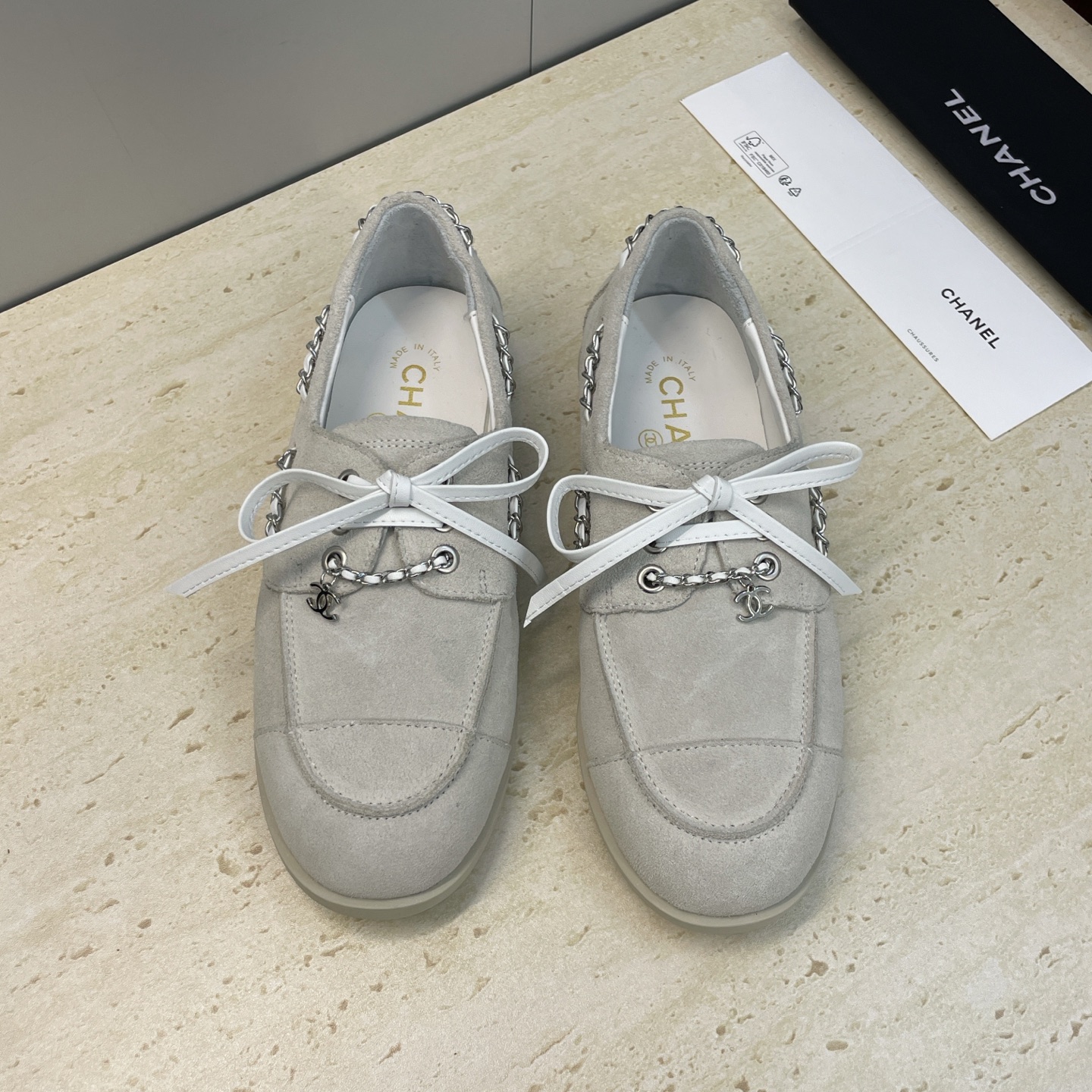 NO:668688,CHANEL Chanel 2025 early autumn catwalk new style punk style flat-soled lace-up women's single shoes Small fragrant letter logo hardware chain buckle round toe color matching loafers Material upper imported calfskin/imported sheepskin + mixed sheepskin lining + original molded hardware buckle + original molded Tpu outsole  Size35-41 (40.41 customized, non-refundable), half slippers, chanel, chanel, loafers, cowhide, sheepskin, sheep19860909CHANEL 香奈儿 2025早秋走秀新款朋克风格平底系带女单鞋 小香字母logo五金链条扣圆头拼色乐福鞋 材质鞋面进口小牛皮/进口羊猄皮+混种羊皮内里+原版开模五金扣+原版开模Tpu大底 Size35-41(40.41定制不退换）,半拖单鞋,chanel,chanel,loafers,cowhide,sheepskin,sheep,Women's Shoes