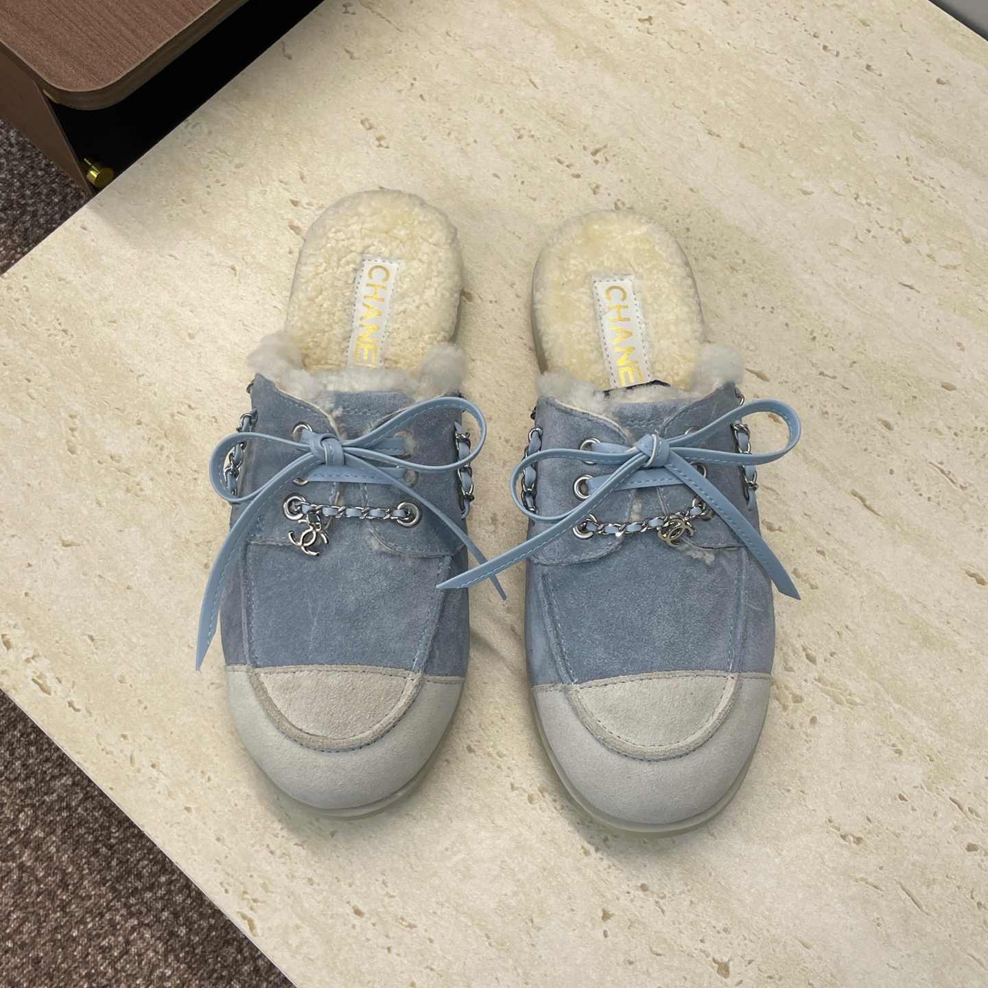 NO:668690,CHANEL Chanel 2025 early autumn catwalk new punk style flat-soled lace-up women's shoes, small fragrant letter logo hardware chain buckle, round toe color matching, cold-proof and warm lamb wool slippers, material upper imported calfskin/imported sheepskin + lambswool lining + original molded hardware buckle + original molded Tpu outsole  Size35-41 (40.41 customized, non-refundable), half slippers, chanel, chanel, slippers, cowhide, sheep19860909CHANEL 香奈儿 2025早秋走秀新款朋克风格平底系带女鞋 小香字母logo五金链条扣圆头拼色防寒保暖羊羔毛拖鞋 材质鞋面进口小牛皮/进口羊猄皮+羊羔毛内里+原版开模五金扣+原版开模Tpu大底 Size35-41(40.41定制不退换）,半拖单鞋,chanel,chanel,slippers,cowhide,sheep,Women's Shoes