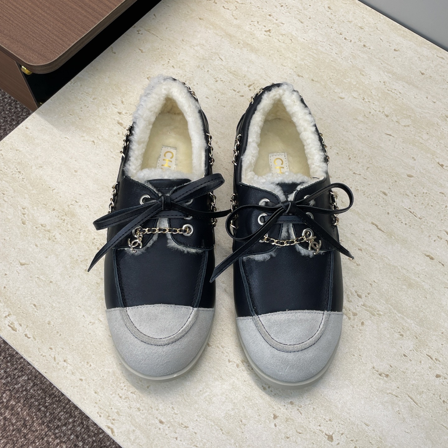 NO:668691,CHANEL Chanel 2025 early autumn catwalk new style punk style flat-soled lace-up cold-proof and warm lambskin women's shoes Small fragrant letter logo hardware chain buckle round toe color matching loafers Material upper imported calfskin/imported sheepskin + lambswool lining + original molded hardware buckle + original molded Tpu outsole  Size35-41 (40.41 customized, non-refundable), half slippers, chanel, chanel, loafers, cowhide, sheep19860909CHANEL 香奈儿 2025早秋走秀新款朋克风格平底系带防寒保暖羊羔毛女鞋 小香字母logo五金链条扣圆头拼色乐福鞋 材质鞋面进口小牛皮/进口羊猄皮+羊羔毛内里+原版开模五金扣+原版开模Tpu大底 Size35-41(40.41定制不退换）,半拖单鞋,chanel,chanel,loafers,cowhide,sheep,Women's Shoes