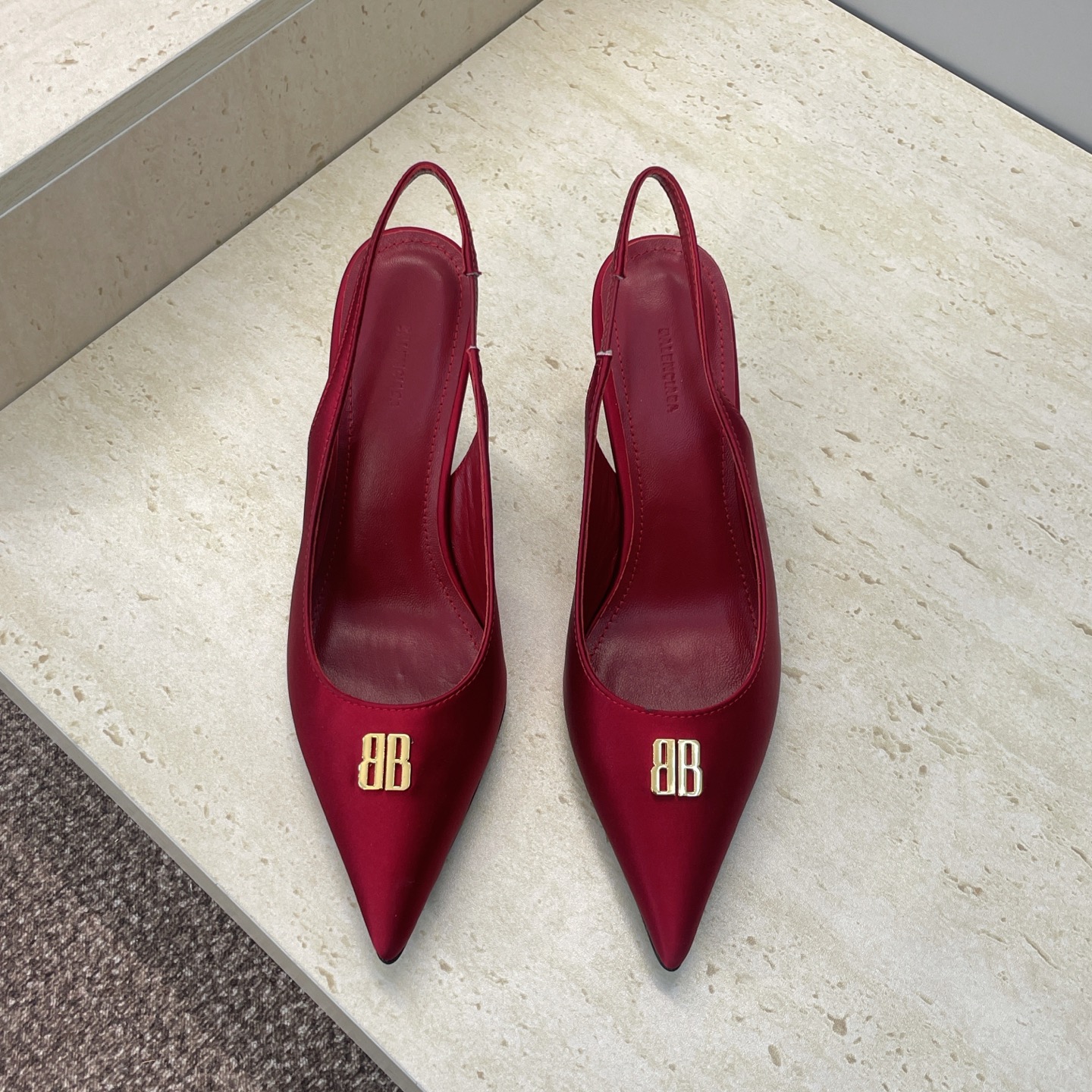 NO:668683,Balenciaga 2026 early spring new pointed toe high-heeled women's shoes Balenciaga letter logo hardware buckle temperament back hollow sandals Material: upper imported calfskin/imported silk fabric + mixed sheepskin lining + Italian leather outsole Heel height: 6.5CM size34-41 (34, 40, 41 customization is not returnable), sandals, balenciaga, balenciaga, sandals, cowhide, sheepskin, real  silk,leather soles19860909Balenciaga 2026早春新款尖头高跟女鞋 巴黎世家字母logo五金扣气质后空凉鞋 材质:鞋面进口小牛皮/进口真丝面料+混种羊皮里+意大利真皮大底 跟高:6.5CM size34-41（34、40、41定制不退换）,凉鞋单鞋,balenciaga,balenciaga,sandals,cowhide,sheepskin,real silk,Leather soles,Women's Shoes