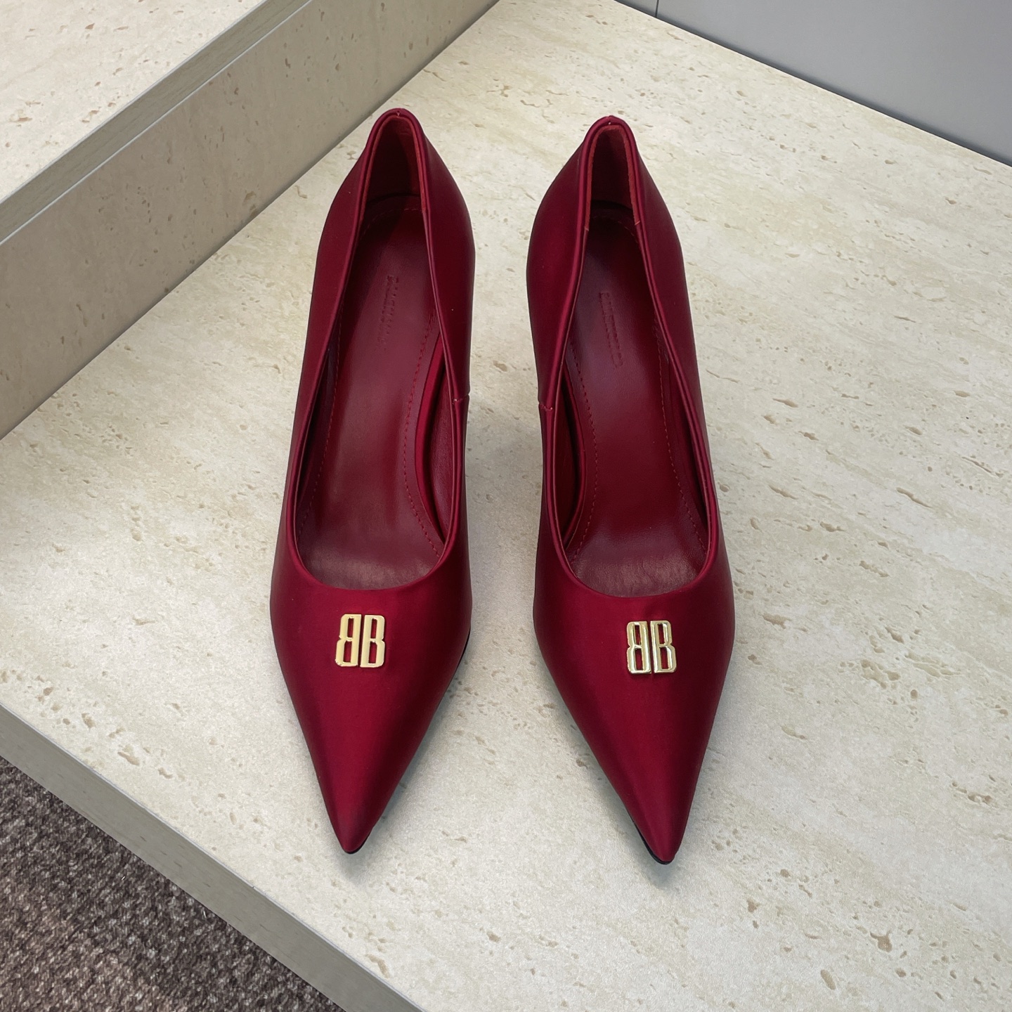 NO:668685,Balenciaga 2026 early spring new pointed toe high-heeled women's shoes Balenciaga letter logo hardware buckle temperament women's shoes Material: upper imported calfskin/imported silk fabric + mixed sheepskin lining + Italian leather outsole Heel height: 6.5CM size34-41 (34, 40, 41 customization is not returnable), sandals, balenciaga, balenciaga, sandals, cowhide, sheepskin, real  silk,leather soles19860909Balenciaga 2026早春新款尖头高跟女鞋 巴黎世家字母logo五金扣气质女单鞋 材质:鞋面进口小牛皮/进口真丝面料+混种羊皮里+意大利真皮大底 跟高:6.5CM size34-41（34、40、41定制不退换）,凉鞋单鞋,balenciaga,balenciaga,sandals,cowhide,sheepskin,real silk,Leather soles,Women's Shoes