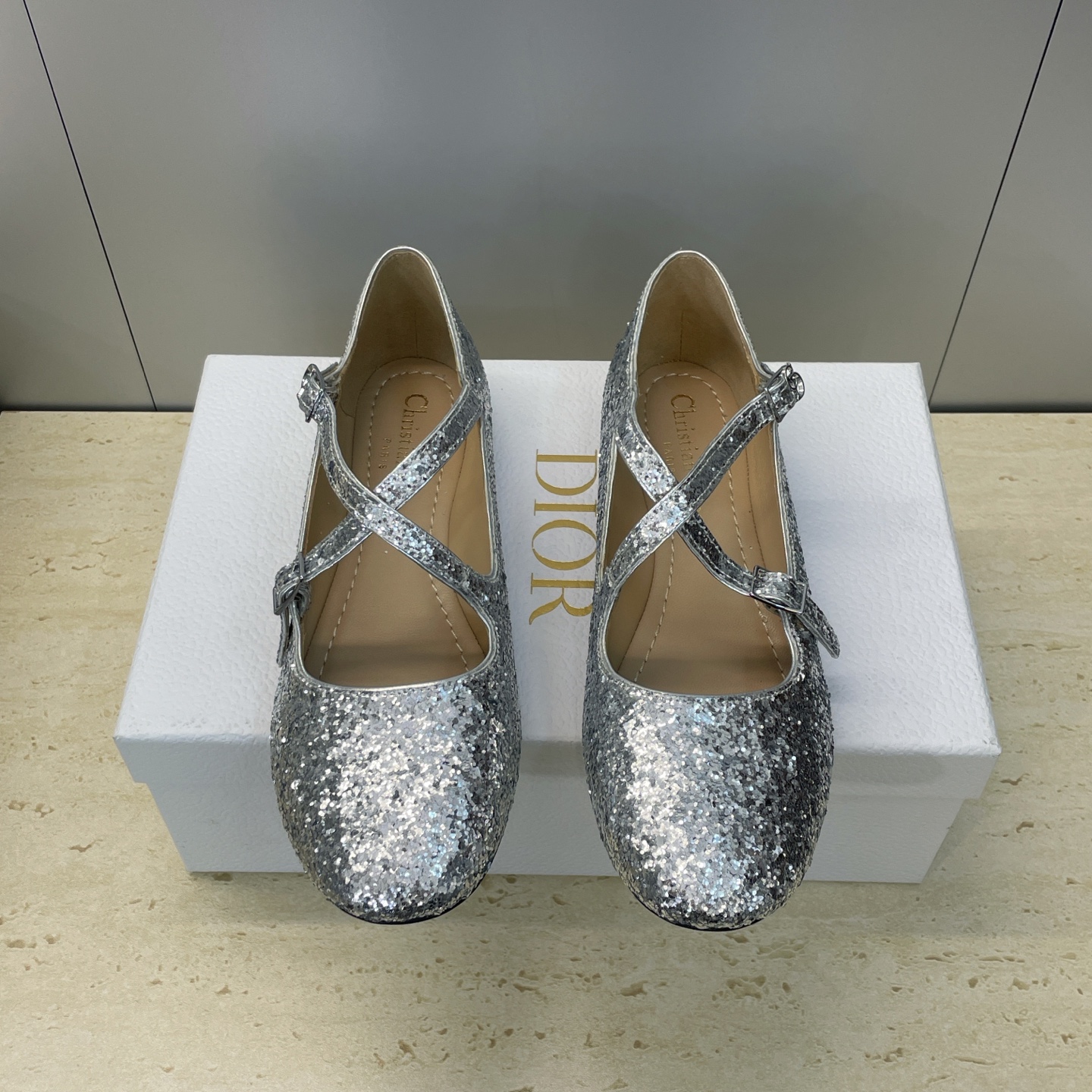 NO:668481,Dior 2026 early spring new D-Very ballet doll women's shoes CD letter logo hardware buckle cross strap flat round toe dance shoes Material upper imported Grete sequin technology fabric + water-dyed sheepskin lining + Italian leather outsole Size35-39 (40.41 custom-made non-refundable), ballet shoes, dior, dior, sheepskin, Leather soles19860909迪奥 Dior 2026早春新款D-Very芭蕾舞娃娃女单鞋 CD字母logo五金扣交叉带平底圆头跳舞鞋 材质鞋面进口格力特亮片科技面料+水染羊皮内里+意大利真皮大底 Size35-39（40.41定做不退换）,芭蕾舞鞋,dior,dior,sheepskin,Leather soles,Women's Shoes