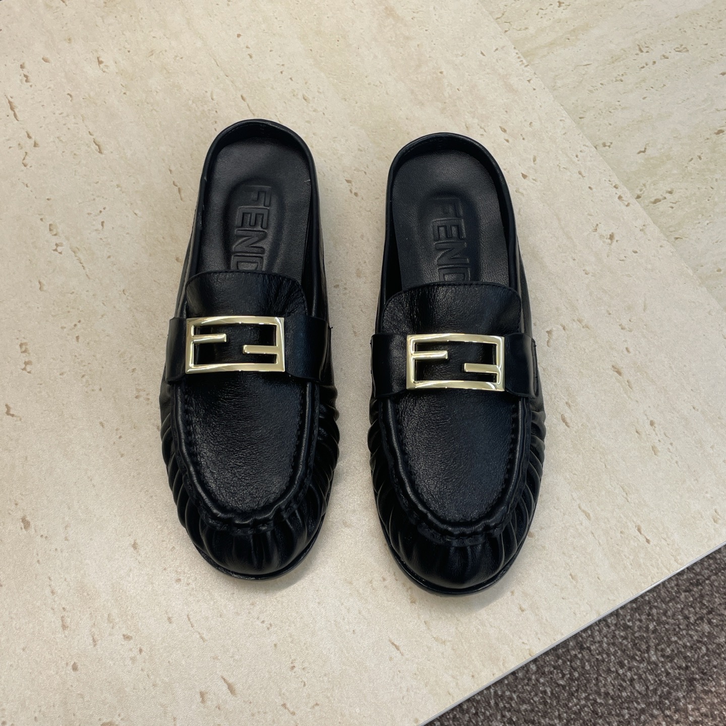 NO:669690,Fendi 2026 early spring new jelly color lazy beach slippers for women F star same style letter logo hardware buckle flat round toe color matching mule shoes Material upper imported calfskin/imported sheepskin/imported horse hair + water-dyed cowhide lining + Italian injection molded leather outsole  Size: 35-41 (40.41 customized, non-returnable), loafers and half slippers, fendi, fendi, fendi, loafers, slippers, cowhide, sheep, Leather soles19860909芬迪 Fendi 2026早春新款果冻色懒人沙滩女拖鞋 F家明星同款字母logo五金扣平底圆头拼色穆勒鞋 材质鞋面进口小牛皮/进口羊猄皮/进口马毛+水染牛皮内里+意大利注塑真皮大底 Size:35-41(40.41定制不退换）,乐福鞋半拖,fendi,fendi,fendi,loafers,slippers,cowhide,sheep,Leather soles,Women's Shoes