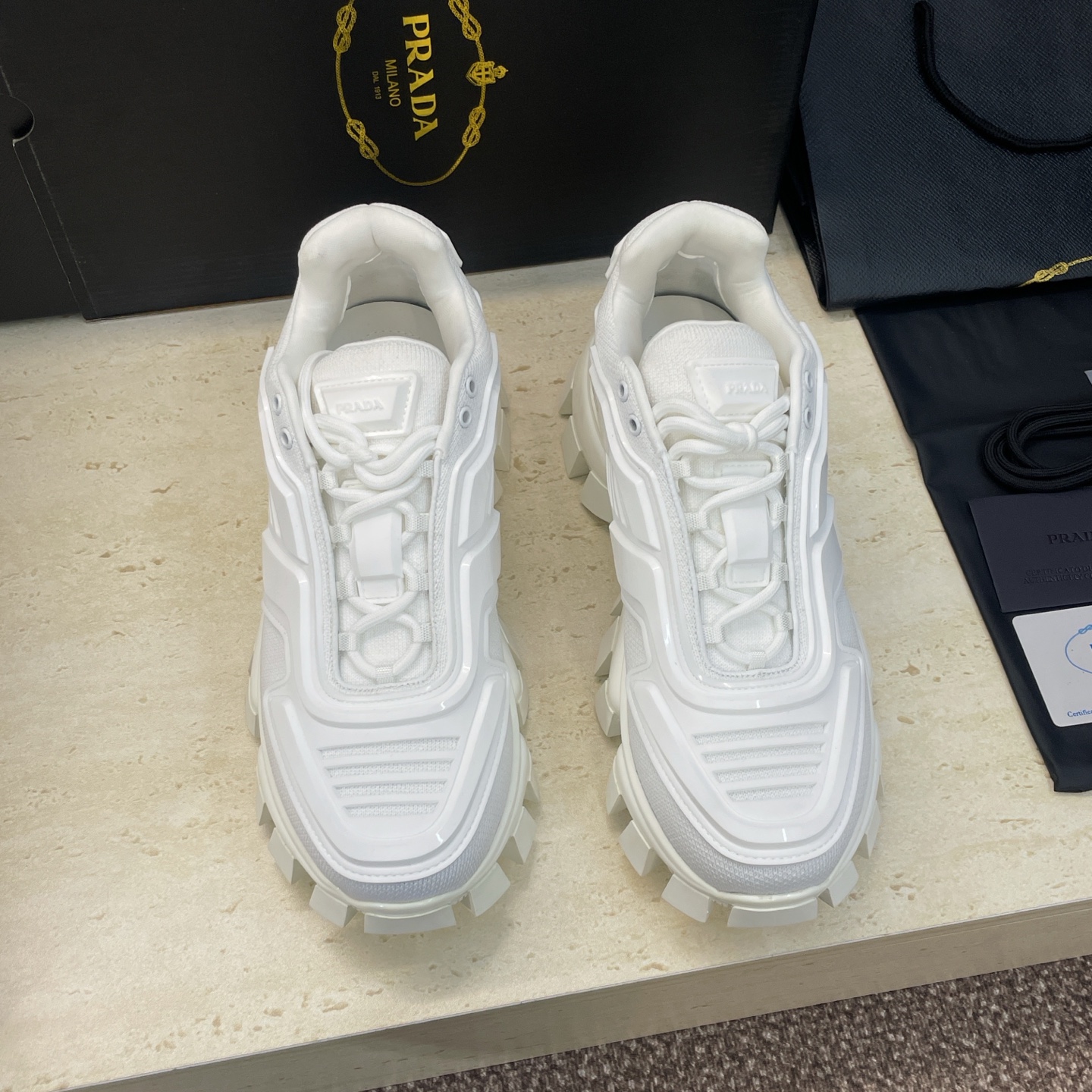 NO:669679,Top version of PRADA Classic couples dark rock series casual sports running shoes P family letter logo punk style mecha color matching thick-soled lace-up dad shoes Material: Upper imported environmentally friendly breathable space cotton mesh fabric splicing KPU injection molding + mesh lining + water-dyed cowhide feet + original molded IP outsole Size: women's size 35-40 (40 customization is not returnable)  Men's size 38-47 (38.46.47 customized, non-refundable), casual shoes/sports shoes, prada, prada, sneakers, cowhide19860909顶级版 PRADA 普拉达 经典情侣款暗黑摇滚系列休闲运动跑鞋 P家字母logo朋克风格机甲拼色厚底系带老爹鞋 材质:鞋面进口环保透气太空棉网眼布拼接KPU注塑+网眼布内里+水染牛皮垫脚+原版开模IP大底 码数:女码35-40(40定制不退换) 男码38-47(38.46.47定制不退换),休闲鞋/运动鞋,prada,prada,sneakers,cowhide,Women's Shoes