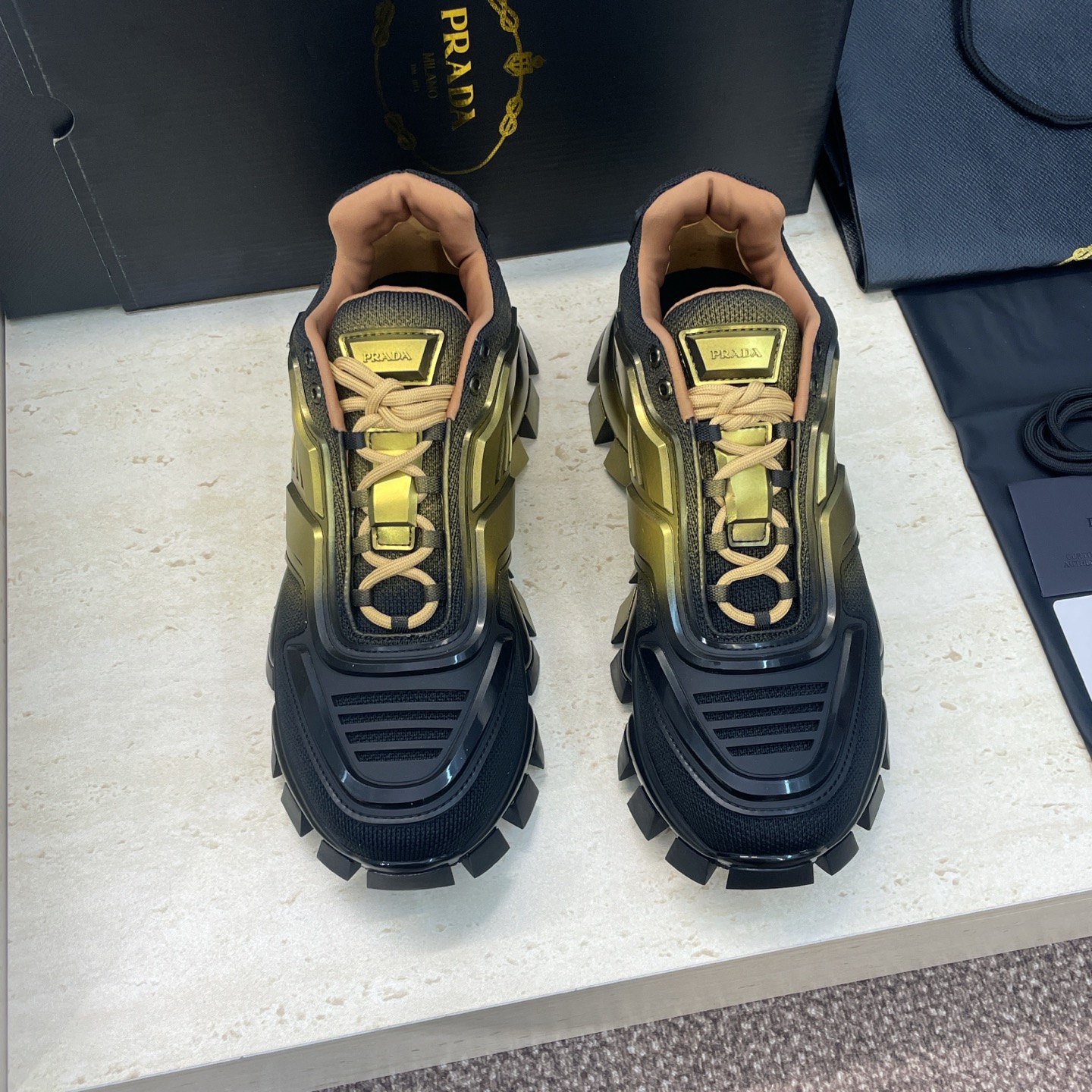 NO:669681,(5D printing) Top version of PRADA classic couple style dark rock series casual sports running shoes P family letter logo punk style mecha color-blocking thick-soled lace-up dad shoes Material: Upper imported environmentally friendly breathable space cotton mesh fabric splicing KPU injection molding + mesh lining + water-dyed cowhide feet + original open mold IP outsole Size: women's size 35-40 (40 customization is not returnable)  Men's size 38-47 (38.46.47 customized, non-refundable), casual shoes/sports shoes, prada, prada, sneakers, cowhide19860909(5D打印) 顶级版 PRADA 普拉达 经典情侣款暗黑摇滚系列休闲运动跑鞋 P家字母logo朋克风格机甲拼色厚底系带老爹鞋 材质:鞋面进口环保透气太空棉网眼布拼接KPU注塑+网眼布内里+水染牛皮垫脚+原版开模IP大底 码数:女码35-40(40定制不退换) 男码38-47(38.46.47定制不退换),休闲鞋/运动鞋,prada,prada,sneakers,cowhide,Women's Shoes