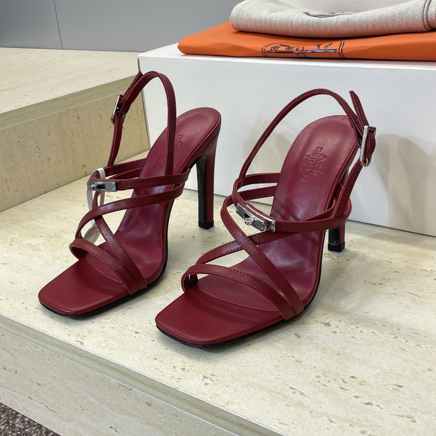 NO:669661,(With a complete set of airplane cases) Guanhuo purchasing agent HERMERS 2026 early spring new Muse Kelly buckle Roman style color block women's shoes H family letter logo hardware buckle high heel square toe jelly color back hollow sandals Material: imported calfskin upper + water-dyed cowhide lining + Italian leather outsole Heel height: 4CM/6.5CM/9.5CM  Size women's size 34-43 (34.40.41.42.43 customized, non-returnable), high heels and sandals, hermes, hermes, sandals, high heels, cowhide, Leather soles19860909(配全套飞机盒） 莞货 代购级 HERMERS 爱马仕2026早春新款Muse Kelly扣罗马风格拼色女鞋 H家字母logo五金扣高跟方头果冻色后空凉鞋 材质:鞋面进口小牛皮+水染牛皮内里+意大利真皮大底 跟高:4CM/6.5CM/9.5CM Size女码34-43(34.40.41.42.43定制不退换）,高跟鞋凉鞋,hermes,hermes,sandals,high heels,cowhide,Leather soles,Women's Shoes