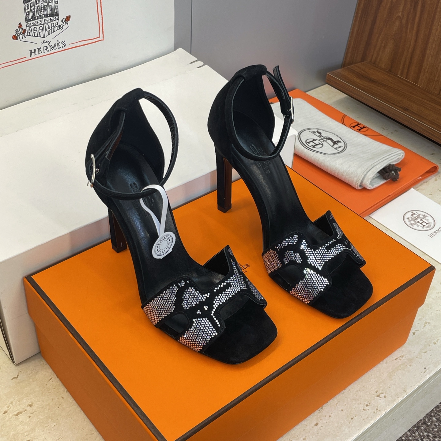 NO:681338,Made in Guangdong, purchasing agent grade Hermes, classic Joy fashionable rhinestone women's sandals, with H toe, super comfortable, every detail is perfected, with iconic pure shoe buckles of the same color, simple and smooth design, creating a fashionable and feminine look. Original calfskin original 1:1 exclusive private mold heel/original leather outsole Heel height: 4CM/6.5CM/10.5CM  SIZE34-43 (34.40.41.42.43 customized, non-refundable and non-exchangeable), high heels sandals, hermes, hermes, sandals, high heels, cowhide, Leather soles19860909莞产 代购级 Hermes 爱马仕 经典款Joy 时尚水钻女凉鞋 搭配H鞋头 超级舒服 每个细节都做到极致 搭配同色调标志性纯鞋扣 设计简约流畅 打造时尚柔美造型 原版小牛皮原版1:1独家私模鞋跟/原版真皮大底  跟高:4CM/6.5CM/10.5CM SIZE34-43（34.40.41.42.43定制不退不换）,高跟鞋凉鞋,hermes,hermes,sandals,high heels,cowhide,Leather soles,Women's Shoes