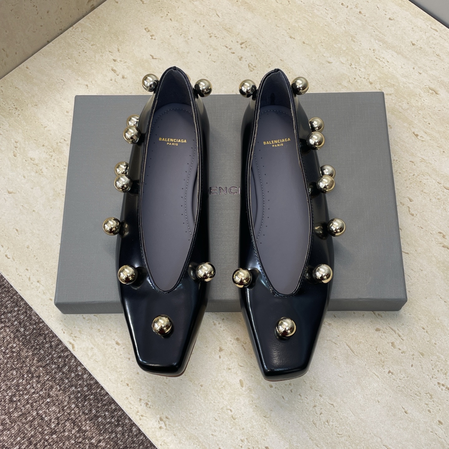 NO:681317,Balenciaga 2026 early spring new flat square toe punk style Mary Jane Love women's shoes Balenciaga letter logo hardware buckle ballet shoes Material: imported open edge beaded calfskin upper + mixed sheepskin lining + Italian leather outsole size 34-41 (34, 40, 41 customization is not returnable), single shoes, balenciaga, balenciaga, loafers, mary jane, cowhide, sheepskin, Leather soles19860909Balenciaga 2026早春新款平底方头朋克风格玛丽珍乐福女鞋 巴黎世家字母logo五金扣芭蕾舞单鞋 材质:鞋面进口开边珠小牛皮+混种羊皮里+意大利真皮大底 size34-41（34、40、41定制不退换）,单鞋,balenciaga,balenciaga,loafers,mary jane,cowhide,sheepskin,Leather soles,Women's Shoes