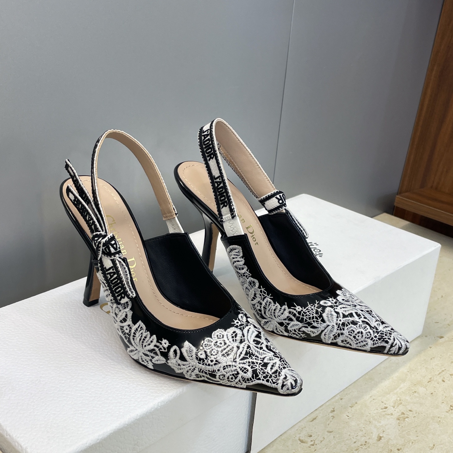 NO:681122,J'ADIOR webbed back empty sandals Dior Dior 2026 early spring latest color Macrame jacquard embroidered letter logo high heel bow color matching women's shoes The market's top high-end version Material upper imported cow patent leather electric embroidery process + water-dyed sheepskin lining + Italian leather outsole  Size standard code 33-44 (flat bottom 34-44) (medium heel 6.5CM/high heel 9.5CM; 33-44) (33.34.40.41.42.43.44 customized, non-returnable, non-exchangeable), high heels and sandals, dior, dior, sandals, high heels, sheepskin, Leather soles19860909J'ADIOR织带后空凉鞋 迪奥 Dior 2026早春最新色 Macrame 提花刺绣字母logo高跟蝴蝶结拼色女鞋 市场顶级高端版本 材质鞋面进口牛漆皮电绣工艺++水染羊皮内里+意大利真皮大底 码数标准码33-44(平底34-44)(中跟6.5CM/高跟9.5CM；33-44)(33.34.40.41.42.43.44订做,不退不换）,高跟鞋凉鞋,dior,dior,sandals,high heels,sheepskin,Leather soles,Women's Shoes