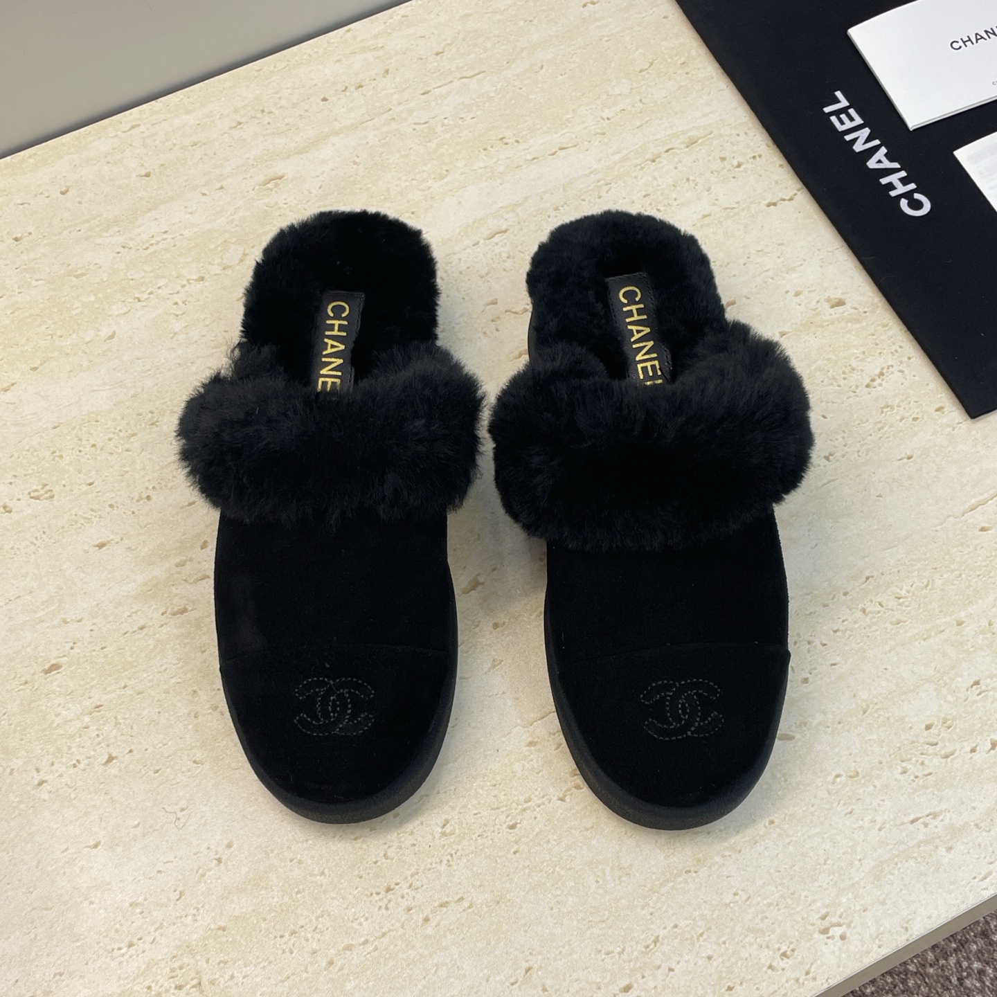 NO:681351,Chanel 2025 new autumn and winter lamb wool cold-proof and warm women's shoes, small fragrant letter logo round toe low heel color matching Mule slippers Material: imported sheepskin upper + lamb wool lining + original molded outsole Heel height: 2.5CM Size35-41 (40.41 custom-made non-returnable), half-slip woolen shoes, chanel, chanel, slippers, sheep19860909Chanel 香奈儿 2025秋冬新款羊羔毛防寒保暖女鞋 小香字母logo圆头低跟拼色穆勒拖鞋 材质:鞋面进口羊猄皮+羊羔毛内里+原版开模大底 跟高:2.5CM Size35-41(40.41定做不退换）,半拖毛毛鞋,chanel,chanel,slippers,sheep,Women's Shoes