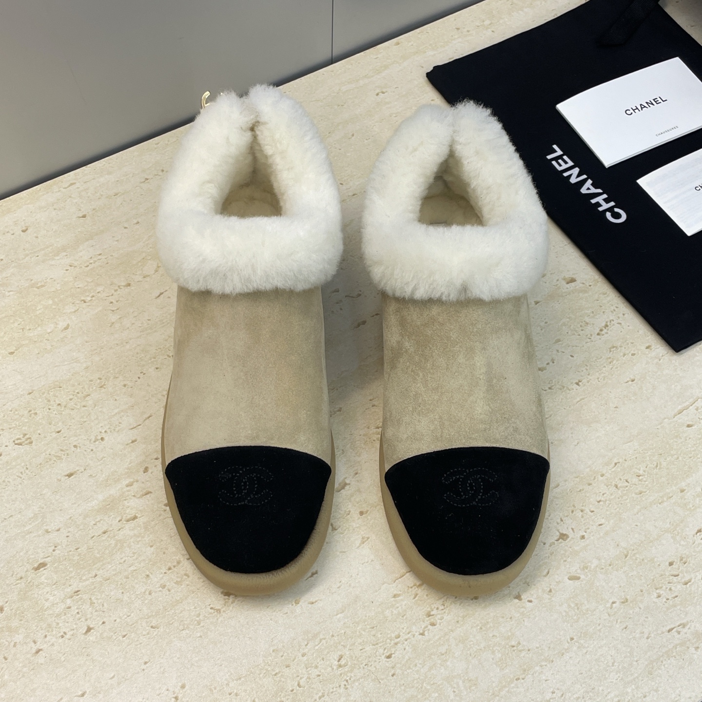 NO:681310,Chanel 2025 new autumn and winter lamb wool cold-proof and warm women's shoes, small fragrant letter logo hardware buckle, round toe, low heel, color matching, back zipper, deep mouth shoes. Material: imported sheepskin upper + lamb wool lining + original open molded outsole. Heel height: 2.5CM Size35-41 (40.41 custom-made and non-refundable), half-slip fur shoes, chanel, chanel, sheep19860909Chanel 香奈儿 2025秋冬新款羊羔毛防寒保暖女鞋 小香字母logo五金扣圆头低跟拼色后拉链深口鞋 材质:鞋面进口羊猄皮+羊羔毛内里+原版开模大底 跟高:2.5CM Size35-41(40.41定做不退换）,半拖毛毛鞋,chanel,chanel,sheep,Women's Shoes