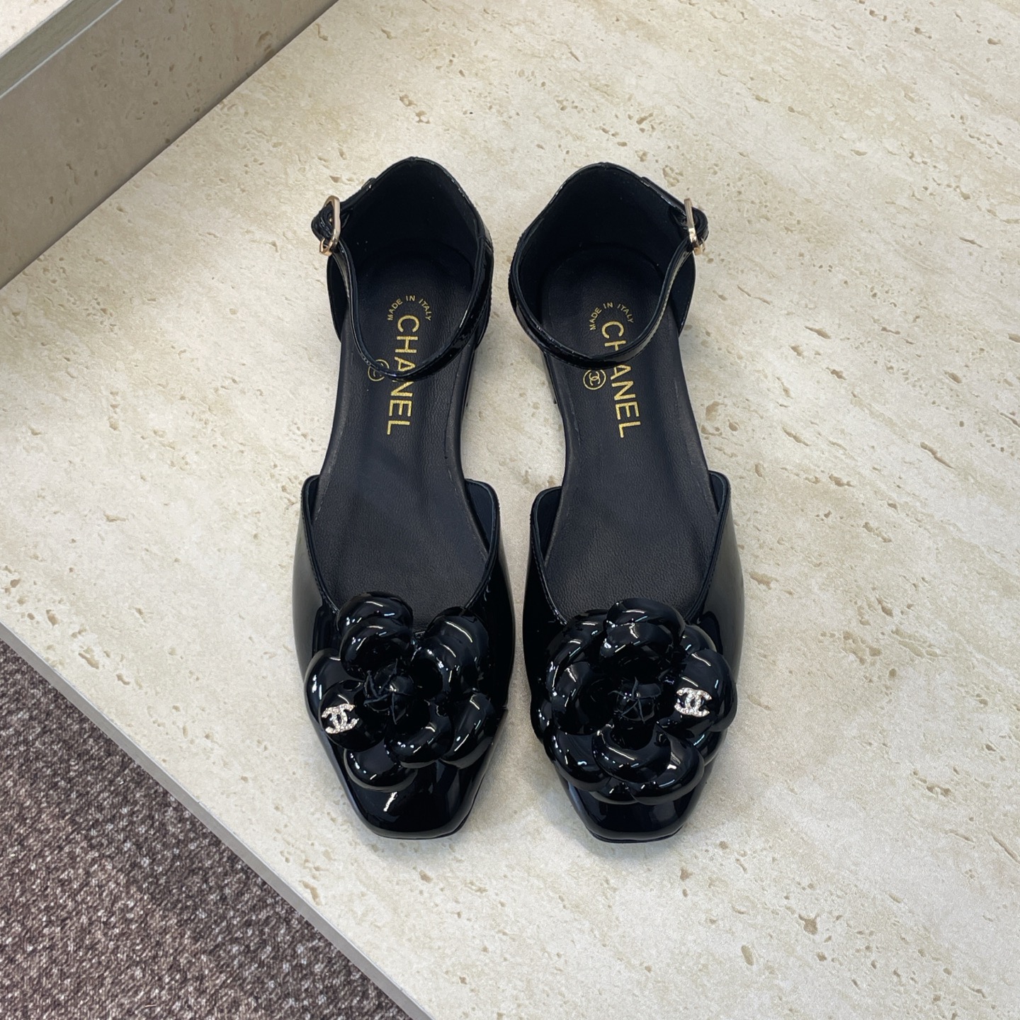 NO:681349,CHANEL Chanel 2026 early spring catwalk new camellia flat women's shoes, small fragrant letter logo hardware buckle square toe low heel color matching hollow sandals Material upper imported mixed sheepskin/imported cow patent leather + water-dyed sheepskin lining + original molded hardware buckle + Italian leather outsole Size35-41 (40.41 customized non-refundable), sandals, chanel, chanel, sandals, sheepskin, Leather soles19860909CHANEL 香奈儿 2026早春走秀新款山茶花平底女鞋 小香字母logo五金扣方头低跟拼色中空凉鞋 材质鞋面进口混种羊皮/进口牛漆皮+水染羊皮内里+原版开模五金扣+意大利真皮大底 Size35-41(40.41定制不退换）,凉鞋,chanel,chanel,sandals,sheepskin,Leather soles,Women's Shoes