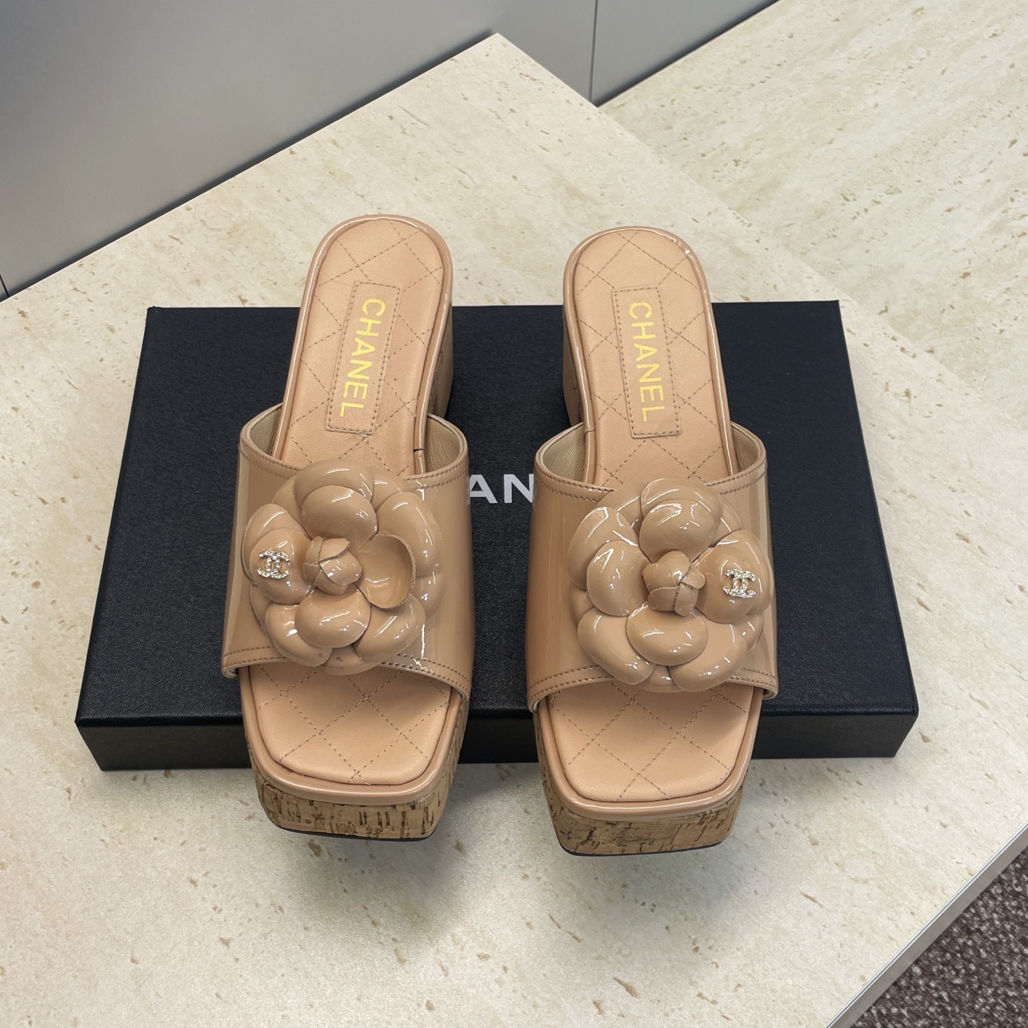 NO:681345,CHANEL Chanel 2026 early spring catwalk new camellia thick heel waterproof platform women's shoes, small fragrant letter logo hardware buckle, square head, fish mouth, open toe, mid-heel, color matching sandals and slippers. Material upper: imported mixed sheepskin/imported cow patent leather + water-dyed sheepskin lining + original molded hardware buckle + original molded wood bran combination outsole Heel height: 5CM  Size35-41 (40.41 customization is not returnable), slippers, chanel, chanel, slippers, sheepskin19860909CHANEL 香奈儿 2026早春走秀新款山茶花粗跟防水台女鞋 小香字母logo五金扣方头鱼嘴露趾中跟拼色凉拖鞋 材质鞋面进口混种羊皮/进口牛漆皮+水染羊皮内里+原版开模五金扣+原版开模木糠组合大底 跟高:5CM Size35-41(40.41定制不退换）,拖鞋,chanel,chanel,slippers,sheepskin,Women's Shoes