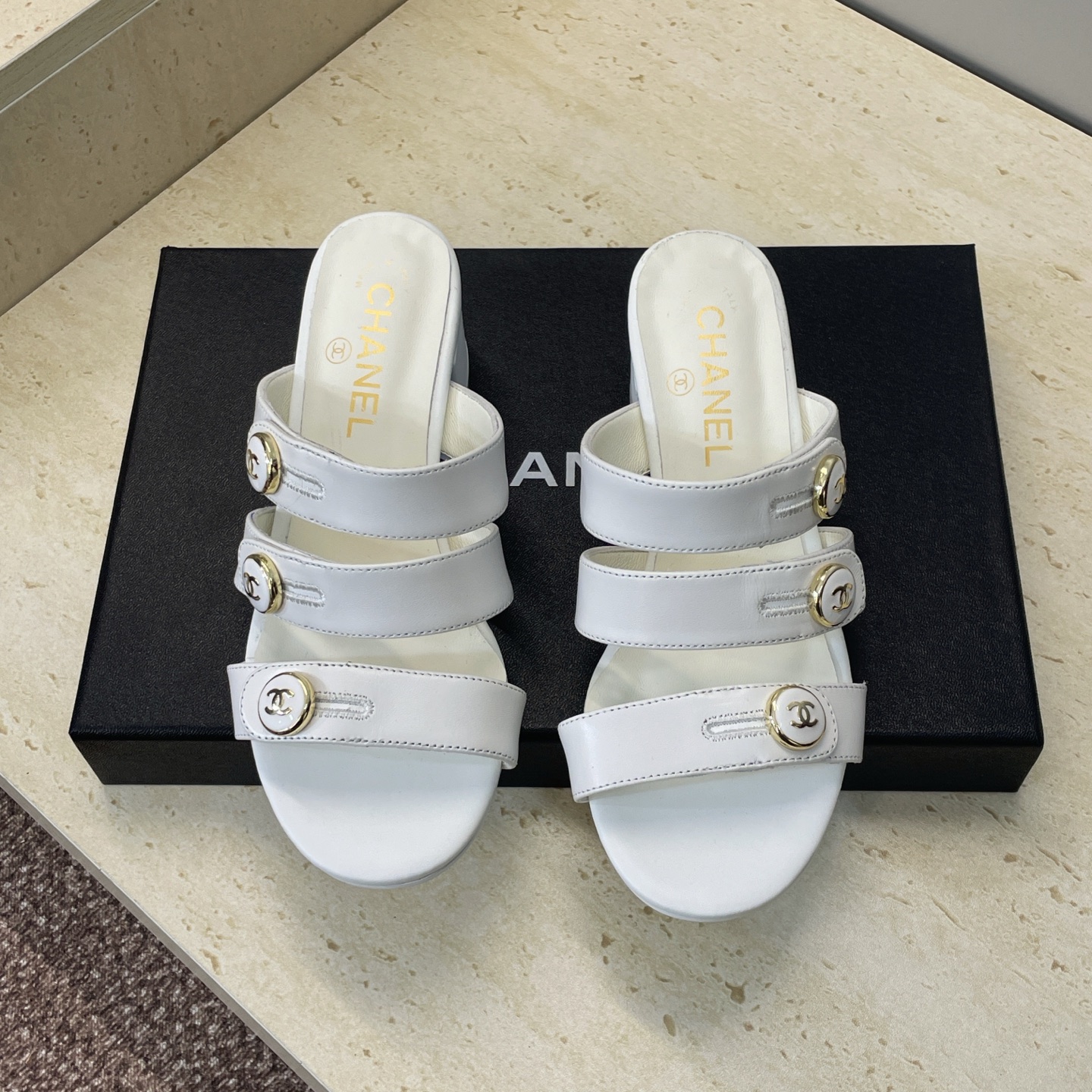 NO:681331,CHANEL Chanel 2026 early spring catwalk new Roman style thick heel women's shoes, small fragrant letter logo hardware belt buckle, round head, fish mouth, open toe, medium heel, color matching sandals, material upper, imported mixed sheepskin + water-dyed sheepskin lining + original molded hardware buckle + Italian leather outsole Heel height: 4.5CM  Size35-41 (40.41 customization is not returnable), slippers and sandals, chanel, chanel, sandals, slippers, sheepskin, Leather soles19860909CHANEL 香奈儿 2026早春走秀新款罗马风格粗跟女鞋 小香字母logo五金皮带扣圆头鱼嘴露趾中跟拼色凉拖鞋 材质鞋面进口混种羊皮+水染羊皮内里+原版开模五金扣+意大利真皮大底 跟高:4.5CM Size35-41(40.41定制不退换）,拖鞋凉鞋,chanel,chanel,sandals,slippers,sheepskin,Leather soles,Women's Shoes