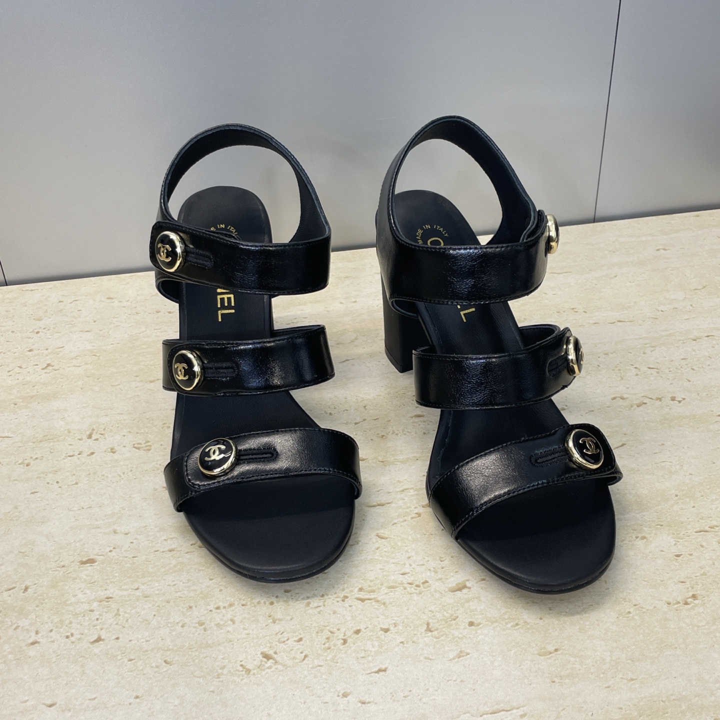 NO:681337,CHANEL Chanel 2026 early spring catwalk new Roman style thick heel women's shoes, small fragrant letter logo hardware belt buckle, round head, fish mouth, open toe high heel, color matching back empty sandals, material upper, imported mixed sheepskin + water-dyed sheepskin lining + original molded hardware buckle + Italian leather outsole Heel height: 8.5CM  Size35-41 (40.41 customization is not returnable), slippers and sandals, chanel, chanel, sandals, slippers, sheepskin, Leather soles19860909CHANEL 香奈儿 2026早春走秀新款罗马风格粗跟女鞋 小香字母logo五金皮带扣圆头鱼嘴露趾高跟拼色后空凉鞋 材质鞋面进口混种羊皮+水染羊皮内里+原版开模五金扣+意大利真皮大底 跟高:8.5CM Size35-41(40.41定制不退换）,拖鞋凉鞋,chanel,chanel,sandals,slippers,sheepskin,Leather soles,Women's Shoes