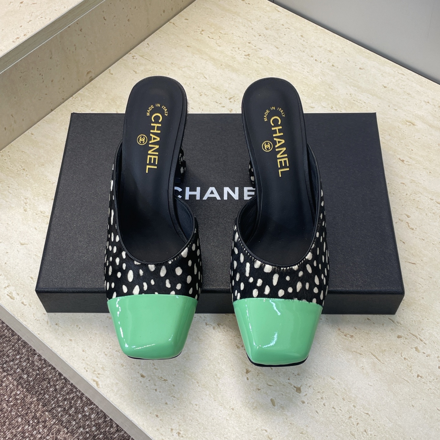 NO:681326,: Leather/horse hair CHANEL 2026 early spring catwalk new spotted horse hair thick heel women's shoes, small fragrant letter logo hardware buckle square toe high heel color matching mule sandals material upper imported mixed sheepskin/imported cow patent leather/imported horse hair/imported sheepskin + water-dyed sheepskin lining + original molded hardware buckle + Italian genuine leather outsole Heel height: 9CM  Size35-41 (40.41 customized, non-returnable), half-slip high heels, chanel, chanel, high heels, slippers, sheepskin, sheep, Leather soles19860909:皮面/马毛 CHANEL 香奈儿 2026早春走秀新款斑点马毛粗跟女鞋 小香字母logo五金扣方头高跟拼色穆勒凉拖鞋 材质鞋面进口混种羊皮/进口牛漆皮/进口马毛/进口羊猄皮+水染羊皮内里+原版开模五金扣+意大利真皮大底 跟高:9CM Size35-41(40.41定制不退换）,半拖高跟鞋,chanel,chanel,high heels,slippers,sheepskin,sheep,Leather soles,Women's Shoes