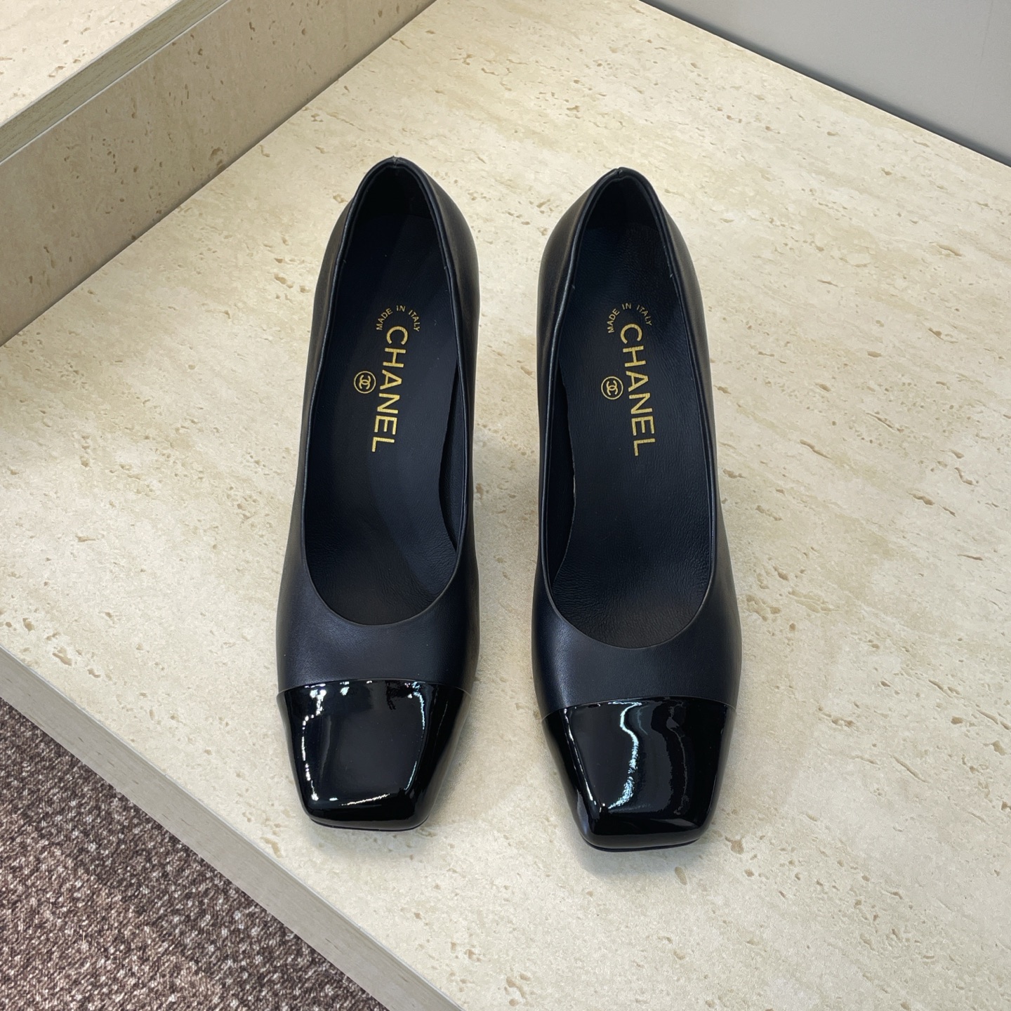 NO:681321,: Leather/horse hair CHANEL 2026 early spring catwalk new spotted horse hair thick heel women's shoes Small fragrant letter logo hardware buckle square toe high heel color matching single shoes Material upper imported mixed sheepskin/imported cow patent leather/imported horse hair + water-dyed sheepskin lining + original molded hardware buckle + Italian leather outsole Heel height: 9CM  Size35-41 (40.41 customization is non-returnable), high-heeled shoes, chanel, chanel, high heels, sheepskin, Leather soles19860909:皮面/马毛 CHANEL 香奈儿 2026早春走秀新款斑点马毛粗跟女鞋 小香字母logo五金扣方头高跟拼色单鞋 材质鞋面进口混种羊皮/进口牛漆皮/进口马毛+水染羊皮内里+原版开模五金扣+意大利真皮大底 跟高:9CM Size35-41(40.41定制不退换）,高跟鞋单鞋,chanel,chanel,high heels,sheepskin,Leather soles,Women's Shoes