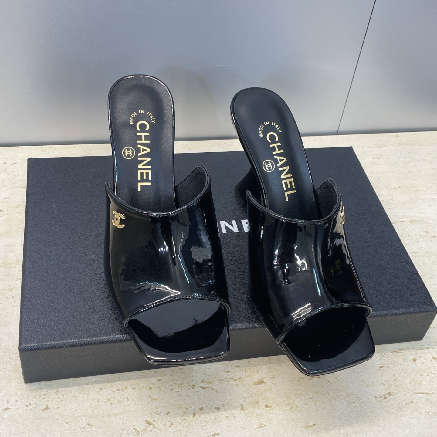 NO:681319,CHANEL Chanel 2026 early spring catwalk new high-heeled women's shoes Xiaoxiang double C letter logo hardware buckle square head fish mouth open toe sandals and slippers Material upper imported mixed sheepskin/imported cow patent leather + water-dyed sheepskin lining + original open mold hardware buckle + Italian leather outsole Heel height: 9CM Size35-41 (40.41 customization is not returnable), high-heeled shoes and slippers, chanel, chanel, high  heels,slippers,sheepskin,Leather soles19860909CHANEL 香奈儿 2026早春走秀新款高跟女鞋 小香双C字母logo五金扣方头鱼嘴露趾凉拖鞋 材质鞋面进口混种羊皮/进口牛漆皮+水染羊皮内里+原版开模五金扣+意大利真皮大底 跟高:9CM Size35-41(40.41定制不退换）,高跟鞋拖鞋,chanel,chanel,high heels,slippers,sheepskin,Leather soles,Women's Shoes