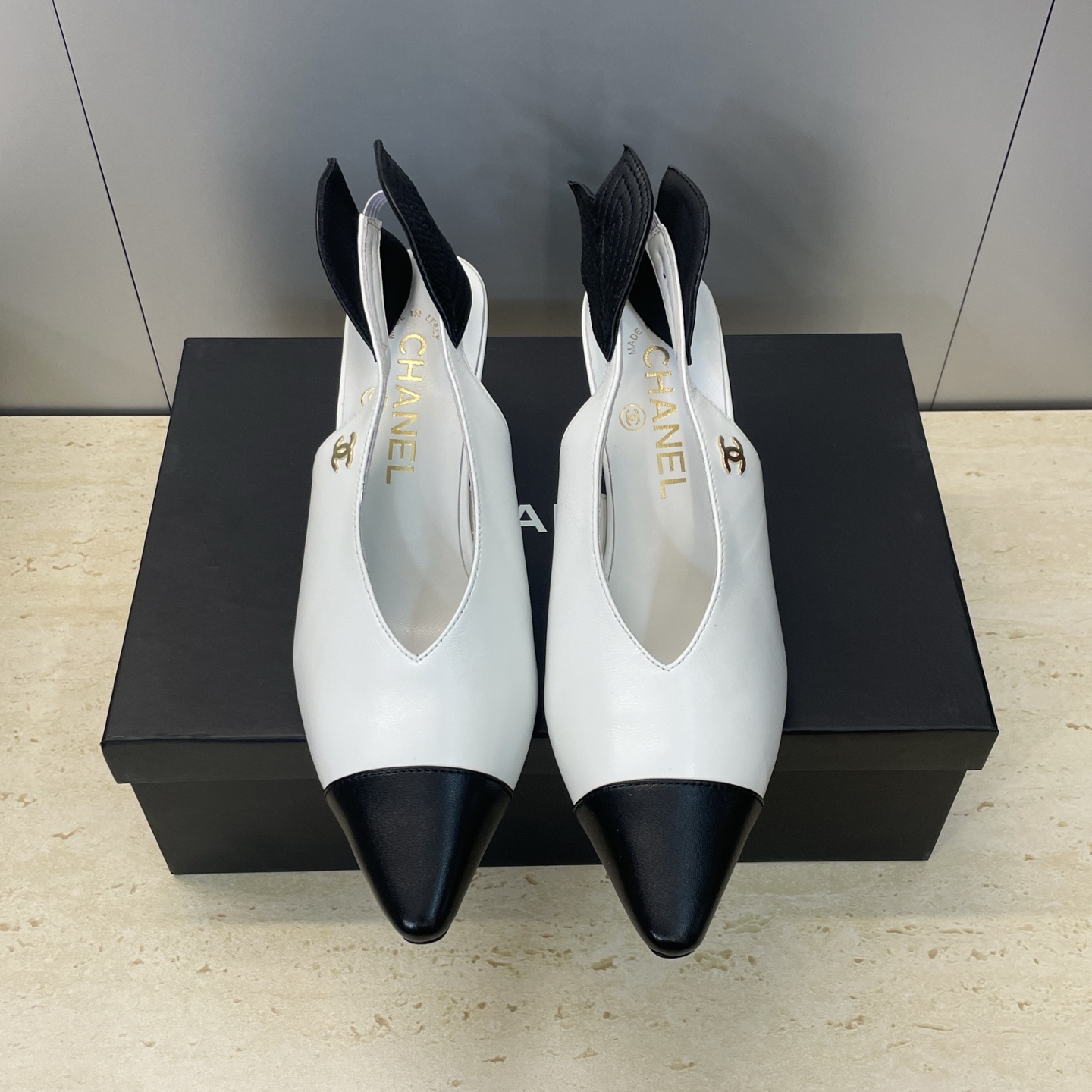 NO:681309,CHANEL Chanel 2026 early spring new high-heeled color-blocked women's shoes Xiaoxiang double C letter logo hardware buckle star's same pointed toe stiletto heel sandals Material: upper imported mixed sheepskin + water-dyed sheepskin lining + Italian genuine leather outsole Heel height: 7CM Size: 35-41 (40.41 customization is not returnable), sandals, chanel, chanel, sandals, sheepskin, Leather soles19860909CHANEL 香奈儿 2026早春新款高跟拼色女鞋 小香双C字母logo五金扣明星同款尖头细跟后空凉鞋 材质:鞋面进口混种羊皮+水染羊皮里+意大利真皮大底 跟高:7CM Size:35-41(40.41定制不退换),凉鞋,chanel,chanel,sandals,sheepskin,Leather soles,Women's Shoes