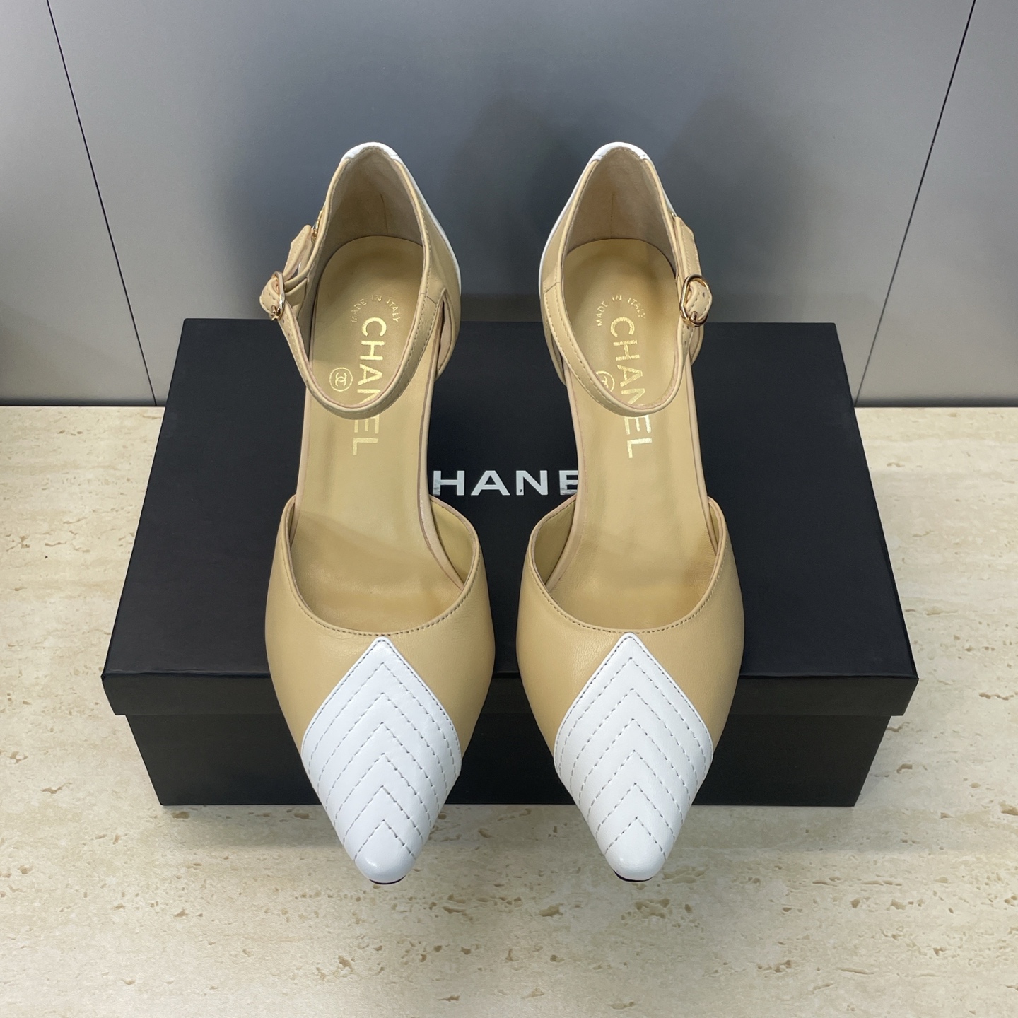 NO:681314,CHANEL Chanel 2026 early spring catwalk new high-heeled color-blocked women's shoes Xiaoxiang double C letter logo hardware buckle pointed toe stiletto hollow sandals Material: upper imported mixed sheepskin + water-dyed sheepskin lining + Italian genuine leather outsole Heel height: 7CM Size: 35-41 (40.41 customization is not returnable), sandals, chanel, chanel, sandals, sheepskin, Leather soles19860909CHANEL 香奈儿 2026早春走秀新款高跟拼色女鞋 小香双C字母logo五金扣尖头细跟中空凉鞋 材质:鞋面进口混种羊皮+水染羊皮里+意大利真皮大底 跟高:7CM Size:35-41(40.41定制不退换),凉鞋,chanel,chanel,sandals,sheepskin,Leather soles,Women's Shoes