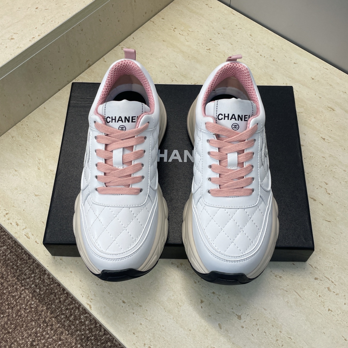 NO:681335,CHANEL Chanel 2026 early spring new rhombus electric embroidery lace-up casual women's shoes, Xiaoxiang letter logo thick-soled round-toe color-blocking sports dad running shoes Material: imported calfskin upper + environmentally friendly breathable mesh fabric lining + double-layer TPU foam outsole Size: 35-41 (40.41 customized non-returnable), casual shoes/sports shoes, chanel, chanel, sneakers, cowhide19860909CHANEL 香奈儿2026早春新款菱格电绣系带休闲女鞋 小香字母logo厚底圆头拼色运动老爹跑鞋 材质:鞋面进口小牛皮+环保透气网眼布内里+双层TPU发泡大底 Size:35-41(40.41定制不退换),休闲鞋/运动鞋,chanel,chanel,sneakers,cowhide,Women's Shoes