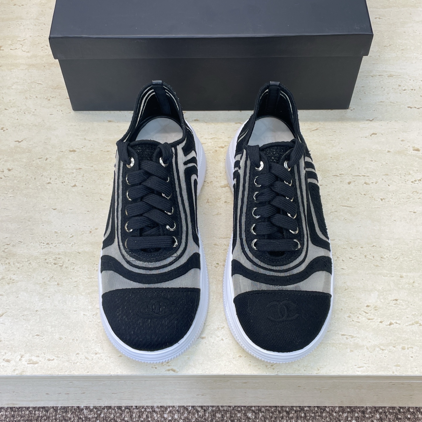 NO:681121,CHANEL Chanel 2026 early spring catwalk new lace-up hollow mesh electric embroidery casual women's running shoes Xiaoxiang double C letter logo thick-soled round-toe sports dad shoes Material: upper imported environmentally friendly breathable mesh electric embroidery technology + water-dyed sheepskin feet + original open mold outsole Size: women's size 35-40 (40 customization is not returnable), casual shoes/sports shoes, chanel, chanel, sneakers, sheepskin19860909CHANEL 香奈儿2026早春走秀新款系带镂空网面电绣休闲女跑鞋 小香双C字母logo厚底圆头运动老爹鞋 材质:鞋面进口环保透气网面电绣工艺+水染羊皮垫脚+原版开模大底 Size:女码35-40(40定制不退换),休闲鞋/运动鞋,chanel,chanel,sneakers,sheepskin,Women's Shoes